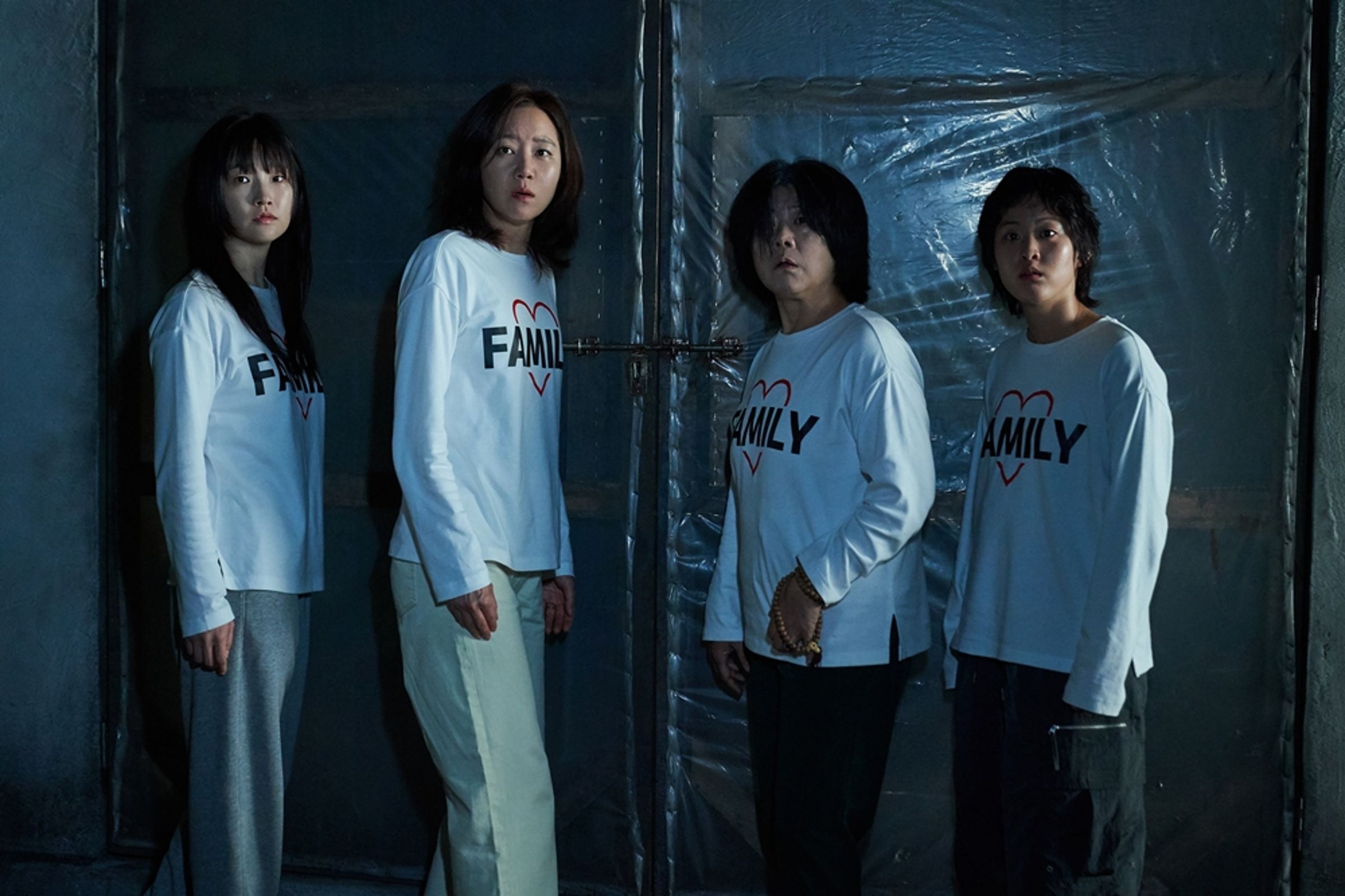 《慶州殺遊紀》首支預告就披露李姃垠（右2）、孔曉振（左2）等母女4人不惜綁架殺人犯的瘋狂計畫。（龍祥提供）