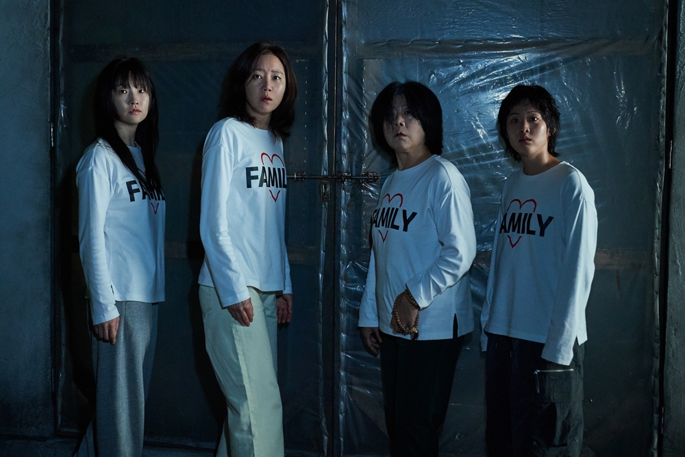 《慶州殺遊紀》首支預告就披露李姃垠(右2)、孔曉振(左2)等母女4人不惜綁架殺人犯的瘋狂計畫。(龍祥提供)