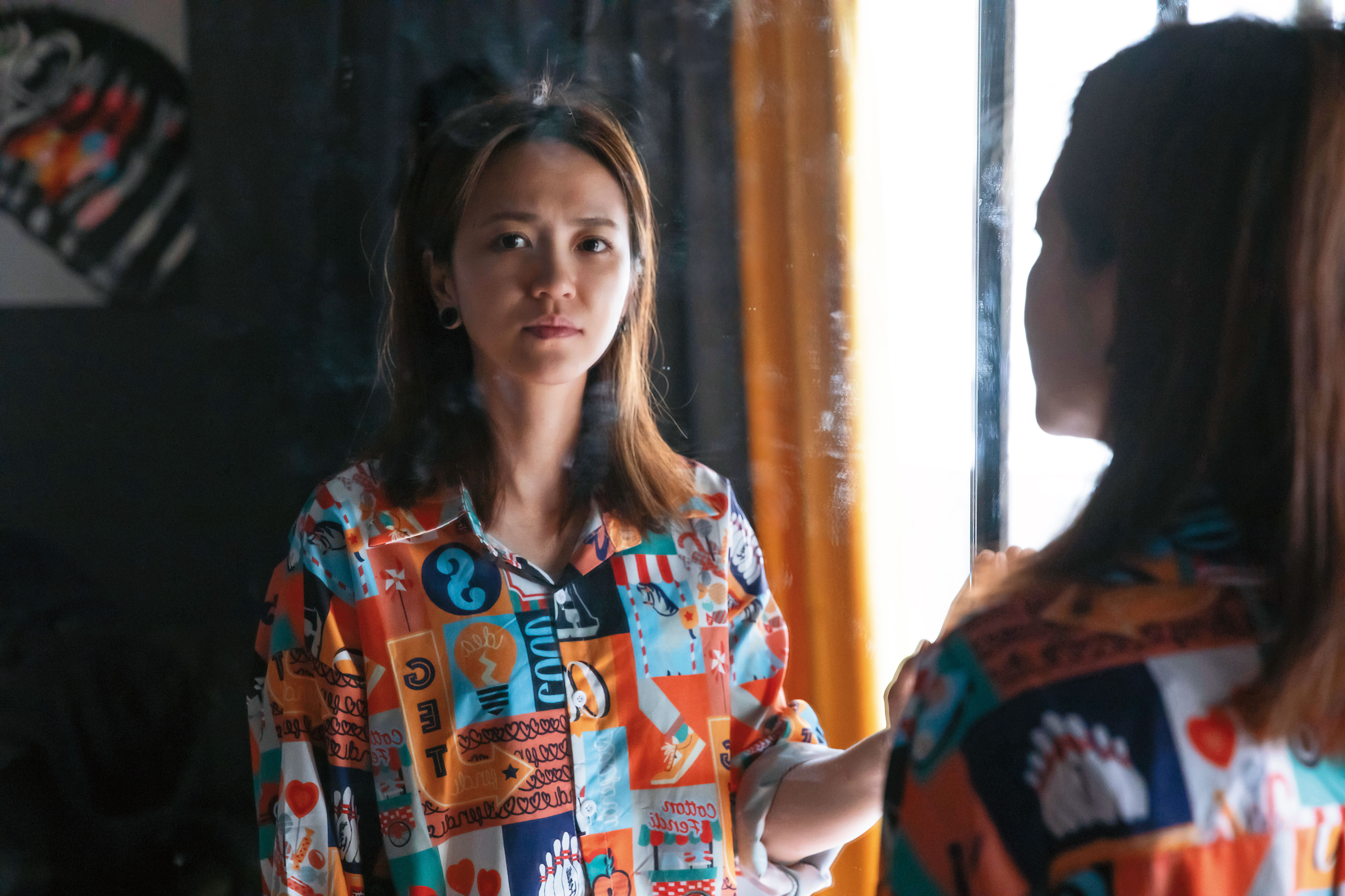 2002年前後，王瀞韓母親從日記發現女兒遭性侵，此後王瀞韓性情大變，與家人衝突不斷，甚少回家。20年後的今天，她和家人都試圖拾起碎片、修補關係，給予彼此支持。