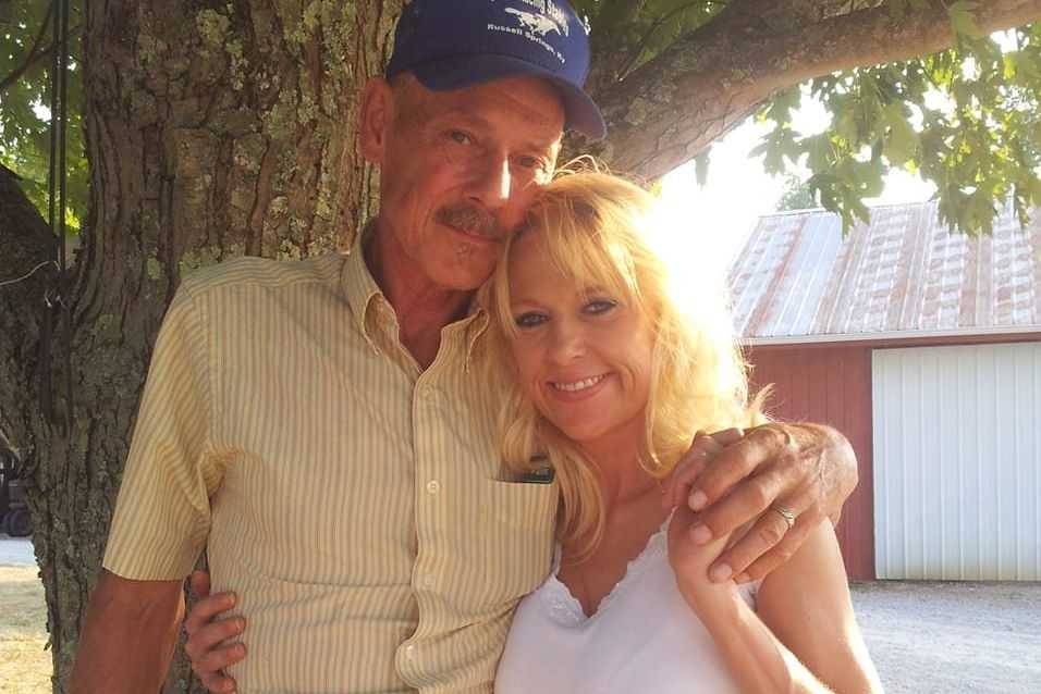 安吉拉不明因素突然槍殺自己的丈夫及家人，而安吉拉個人臉書頭貼仍是與丈夫的甜蜜合照。（翻攝自安吉拉臉書）