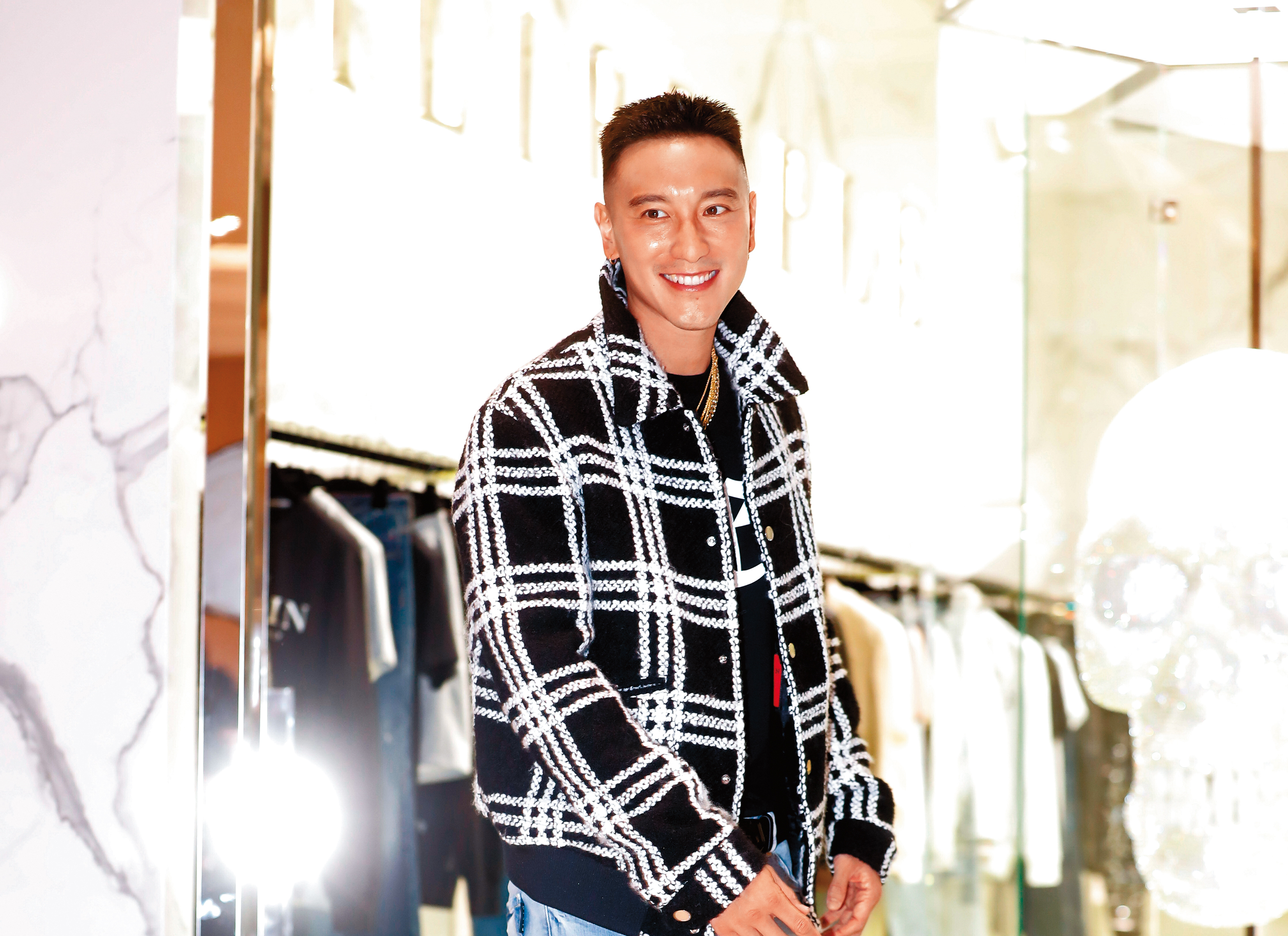 歷經分居婚變傳聞，王陽明近期看起來「黑皮」許多，歡迎繼續與蔡詩芸放閃。（戴墨鏡）