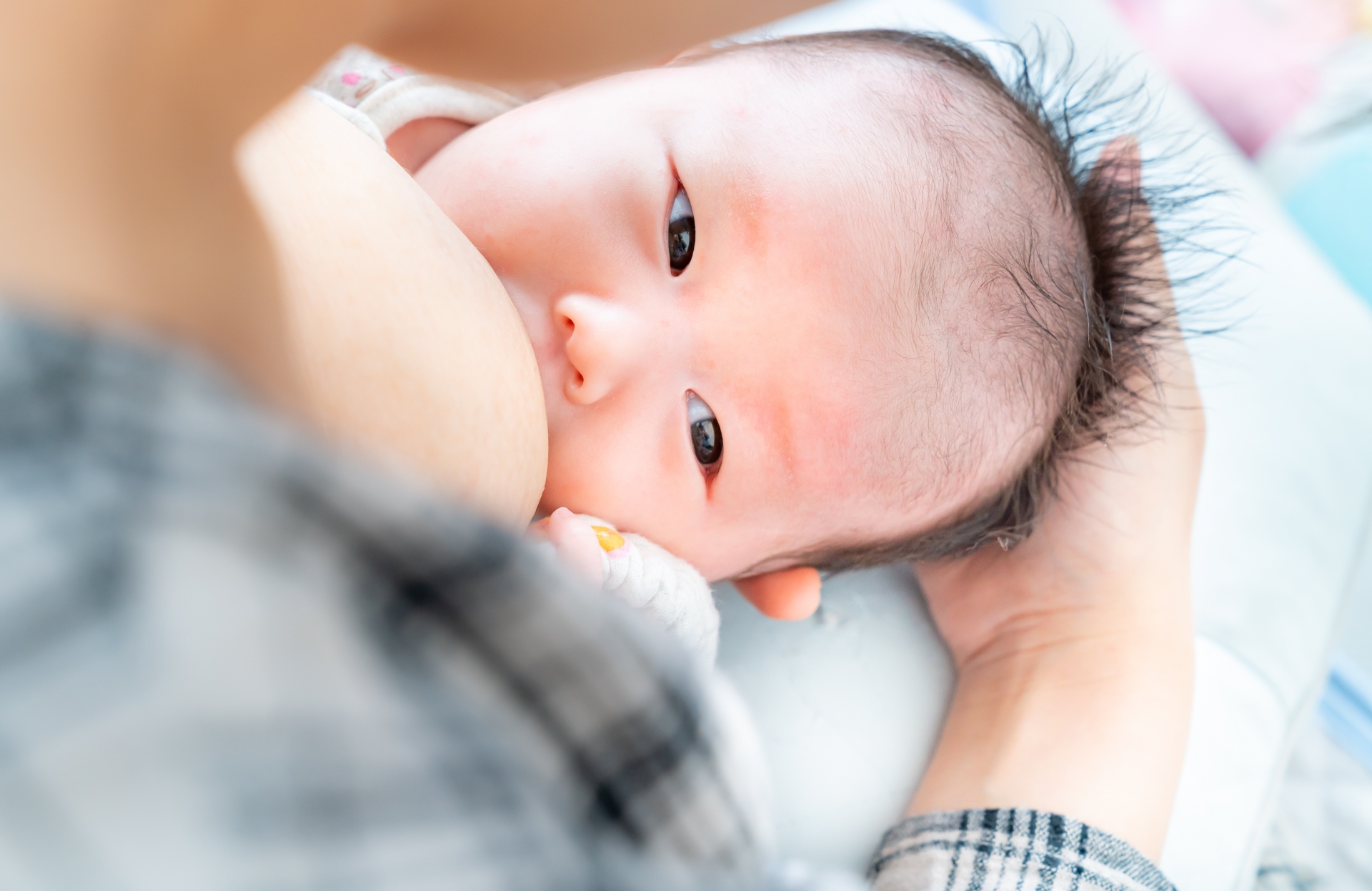 人妻透露自己公公很愛盯著她哺乳，荒唐行徑讓她很崩潰。（示意圖，photoAC）