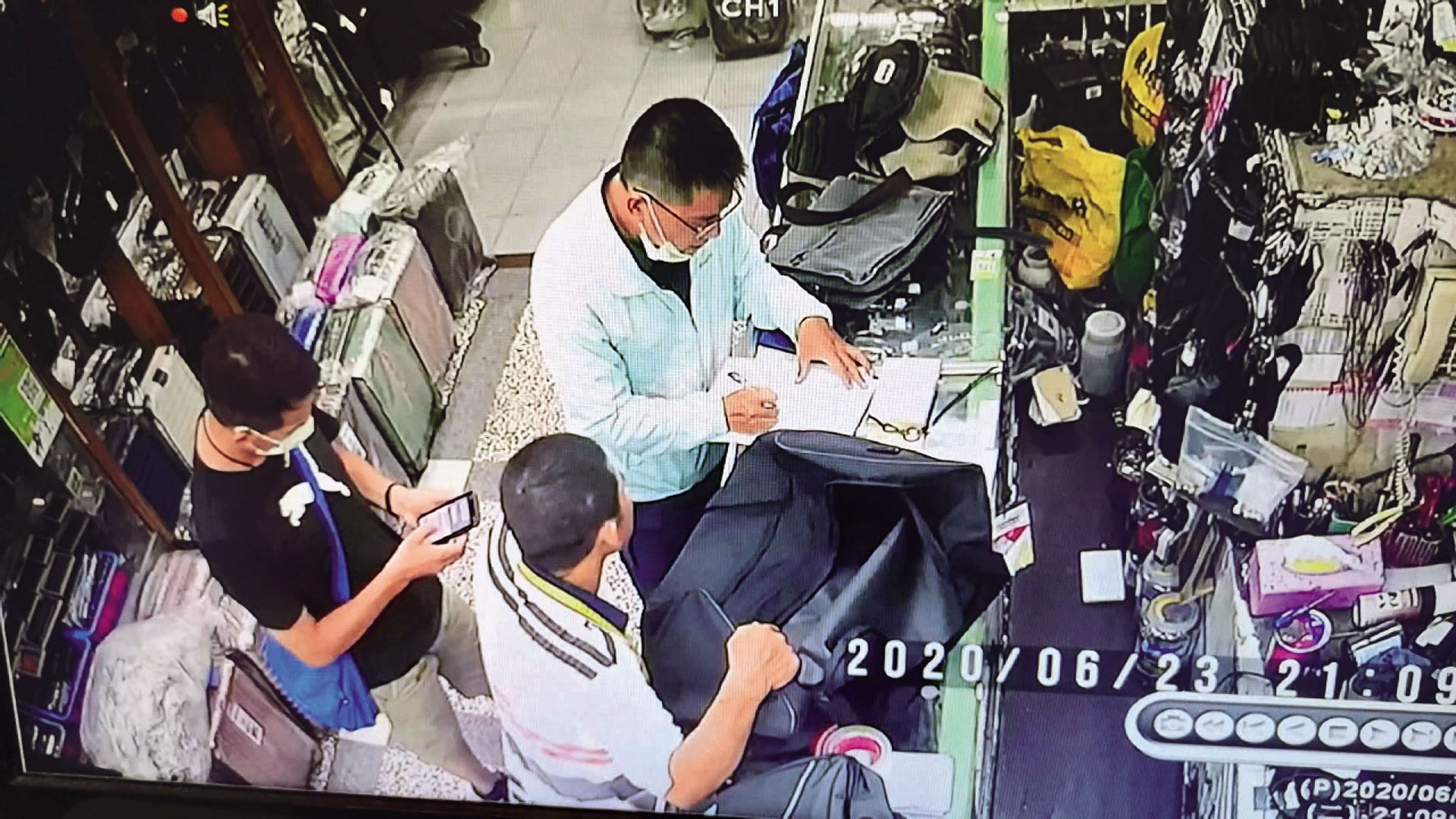 為追查分屍案，警方查訪店家，希望查出何人購買同款旅行袋。（東森新聞提供）