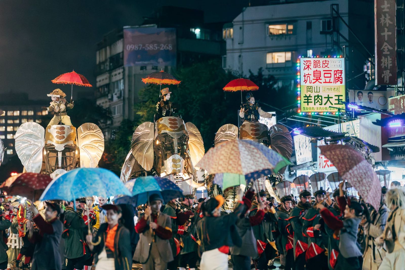 大雨澆不熄民眾熱情。（翻攝北藝中心臉書）