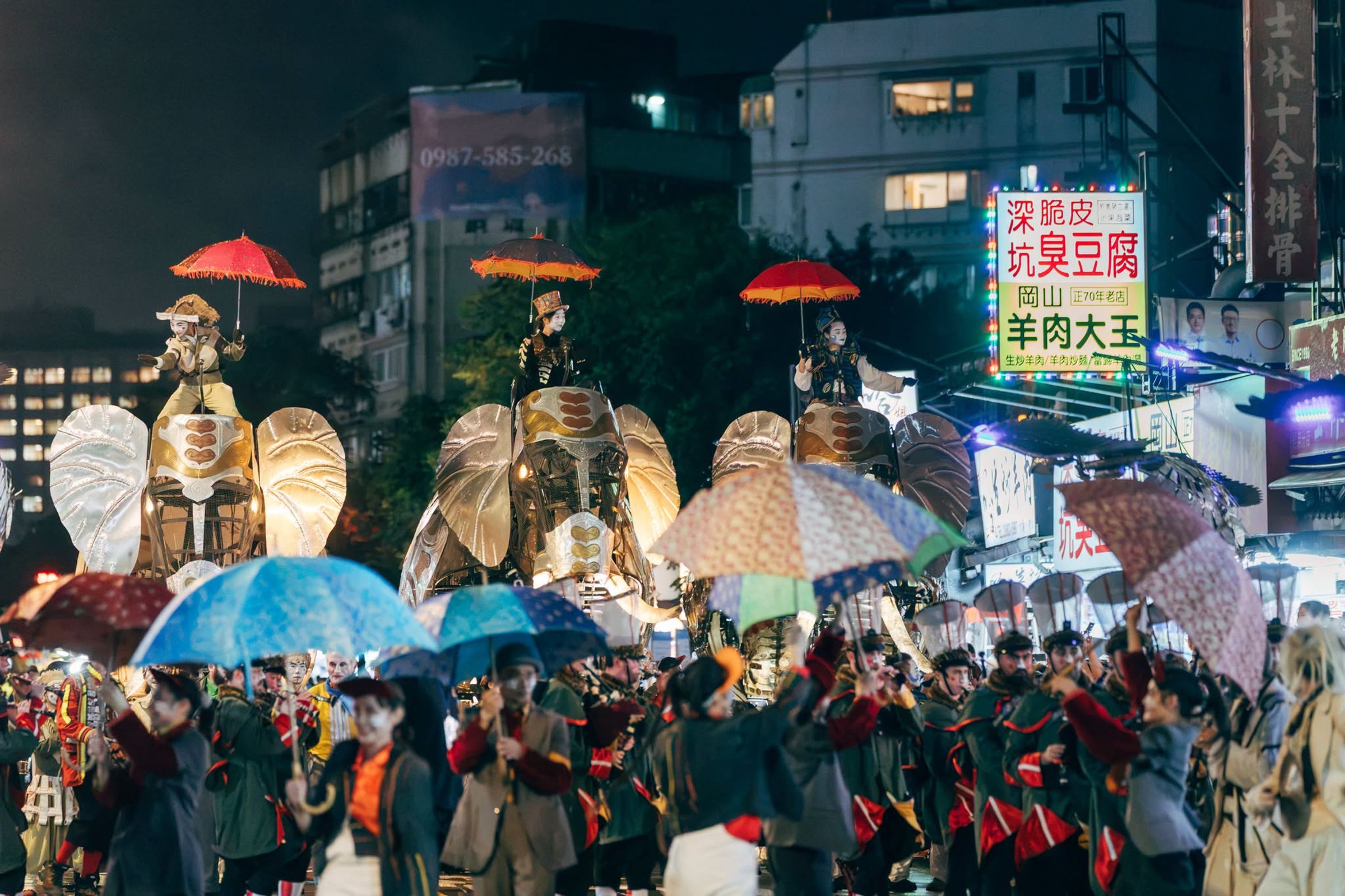 大雨澆不熄民眾熱情。(翻攝北藝中心臉書)