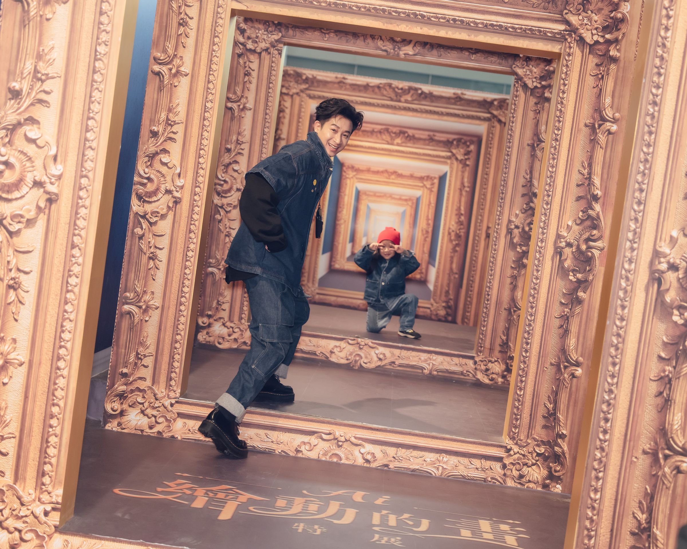 Darren今(22日)帶兒子看展玩瘋了。(寬宏藝術提供)