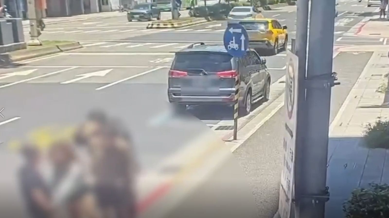 別跟我稱兄道弟!男子當街拿西瓜刀砍人 「劃傷1人」搜出3刀下場慘了