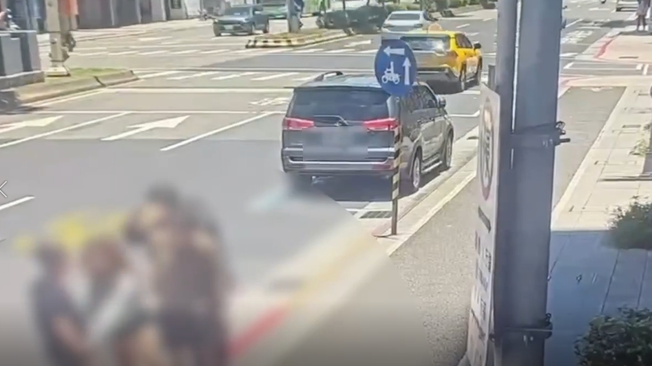 男子不滿被「稱兄道弟」,當街拿西瓜刀砍人。(警方提供)