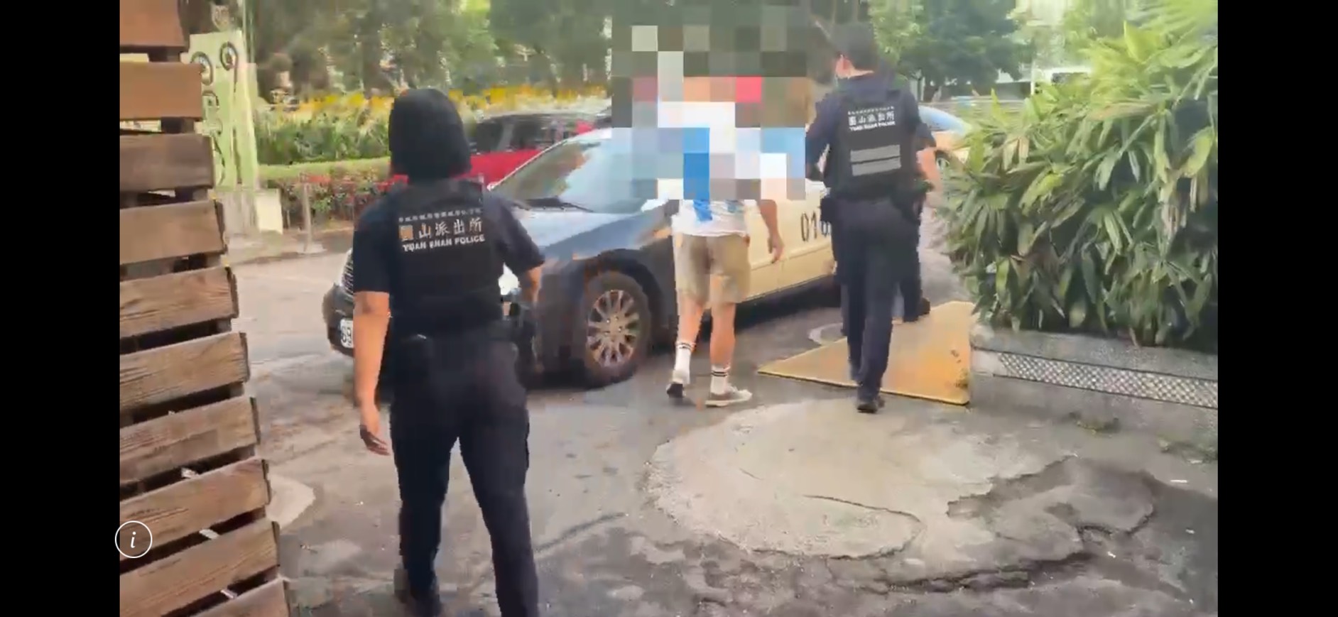 警方獲報後到花博帶回燃放信號彈的譚姓男子,當時他還穿著阿根廷球衣。翻攝畫面
