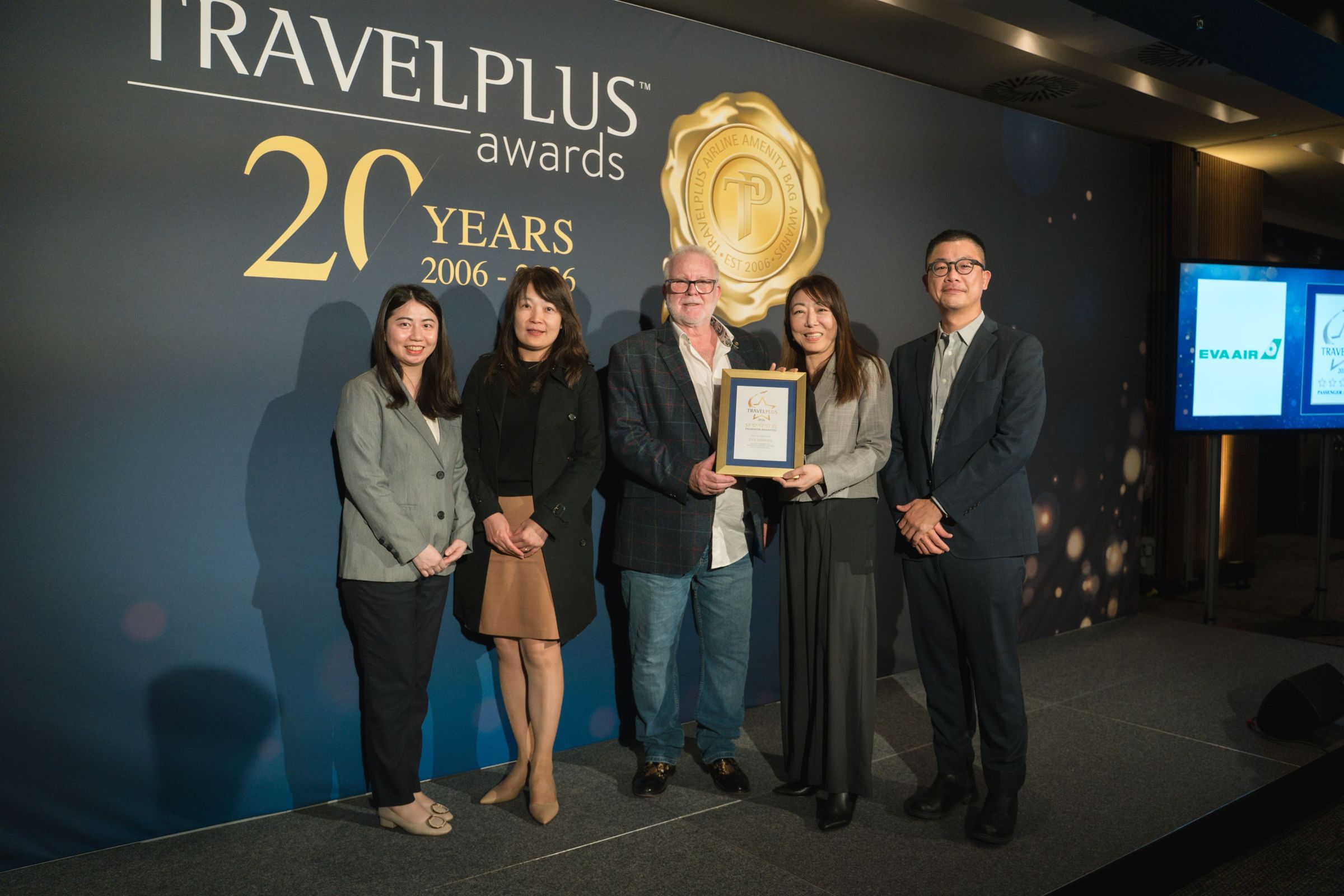 機上服務用品再獲國際獎項肯定，《TravelPlus》雜誌創辦人Simon Ward（中）親自頒獎，由航餐暨服務品管理部李佳芳協理（右二）代表受獎。（長榮航空提供）