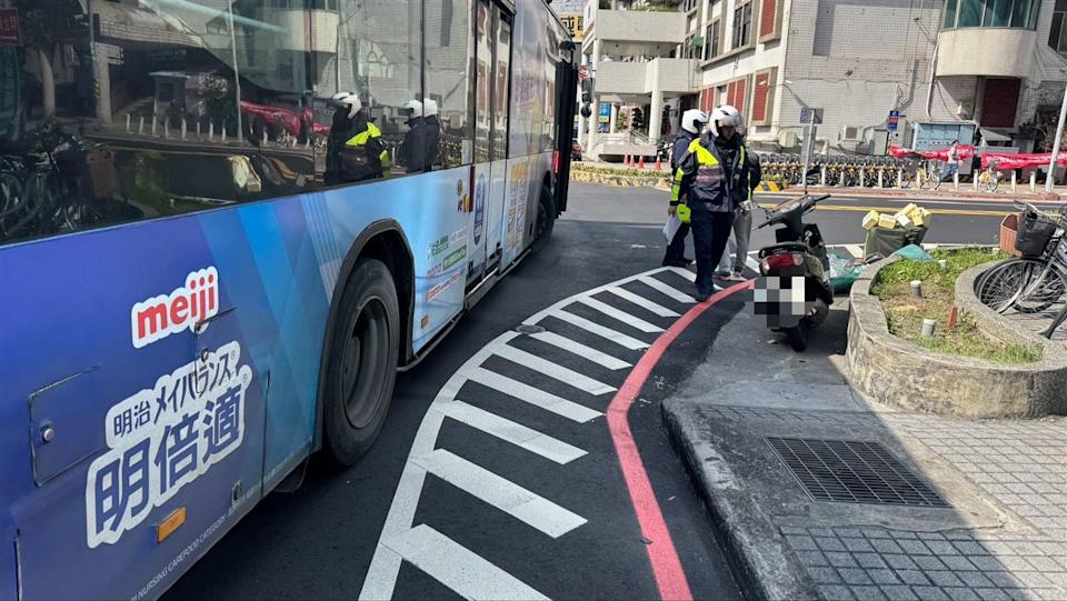 新北市新莊區今（9）日上午發生一起公車與機車擦撞事故。（翻攝畫面）