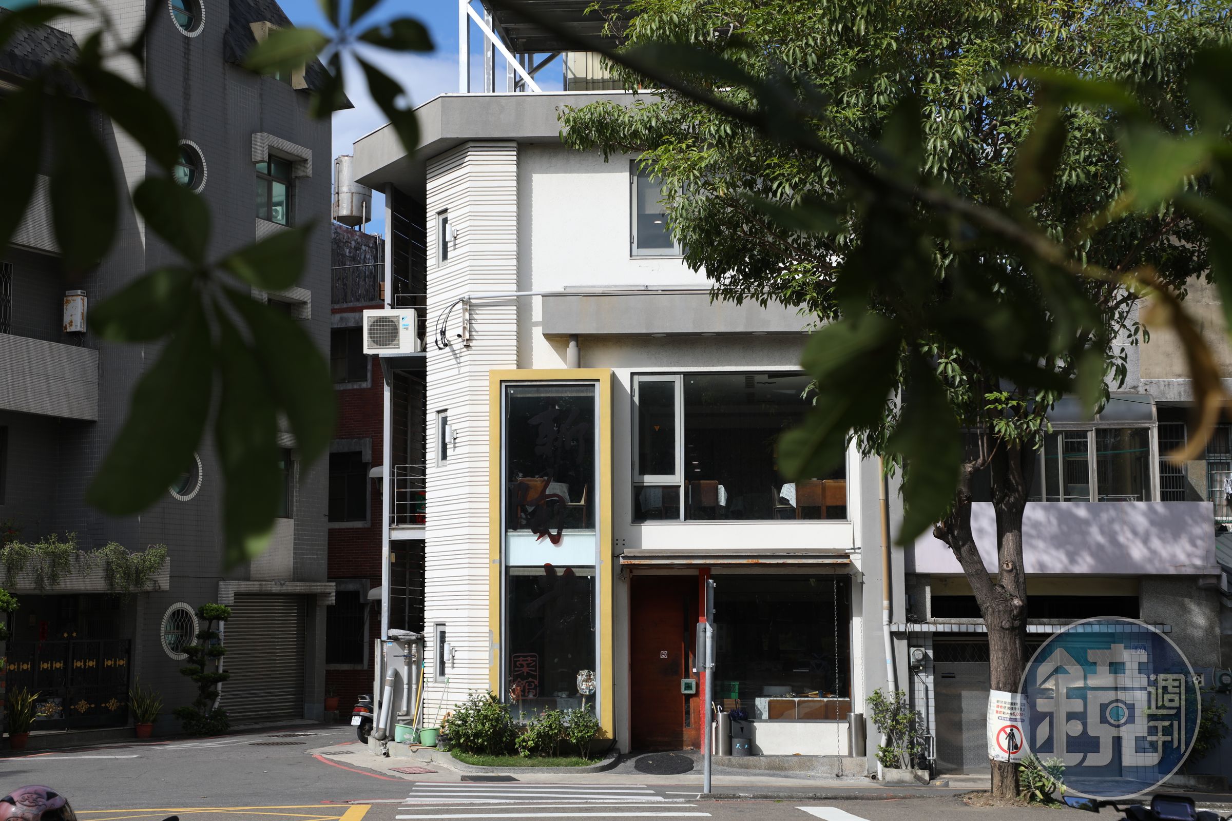 新陶芳創立於1965年，號稱是新竹在地最老餐館，現由二、三代共同經營。
