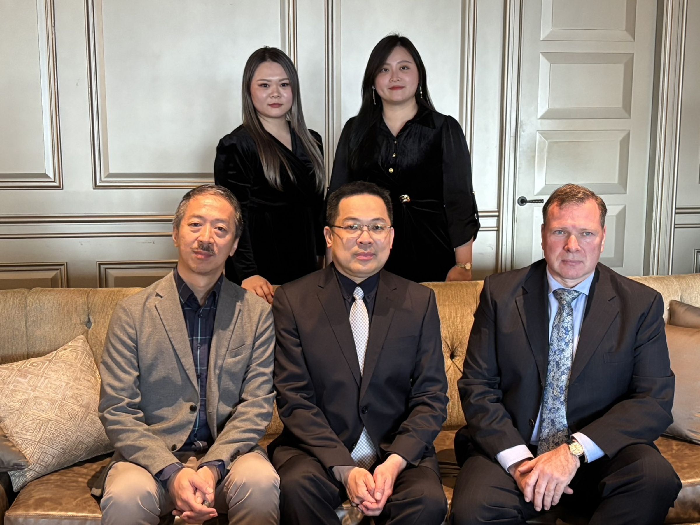 AAM睿亞投資集團五年前便低調打造台灣單一規模最大IDC中心園區—A-Top新嶺雲端數據園區。（前排左二為睿亞董事長賴義霖）