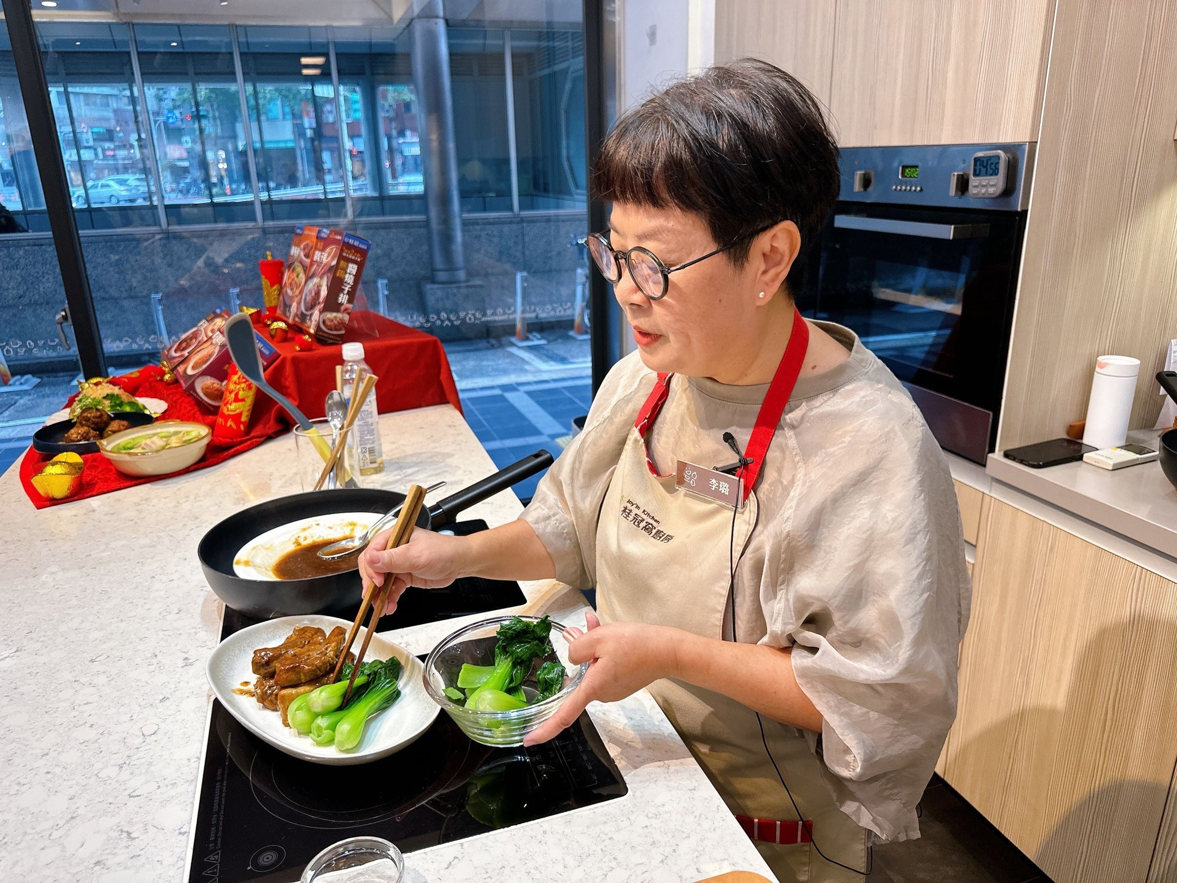 有50年廚藝經驗的李璐老師,為桂冠窩廚房監製口味道地的江浙功夫菜。(桂冠窩廚房提供)