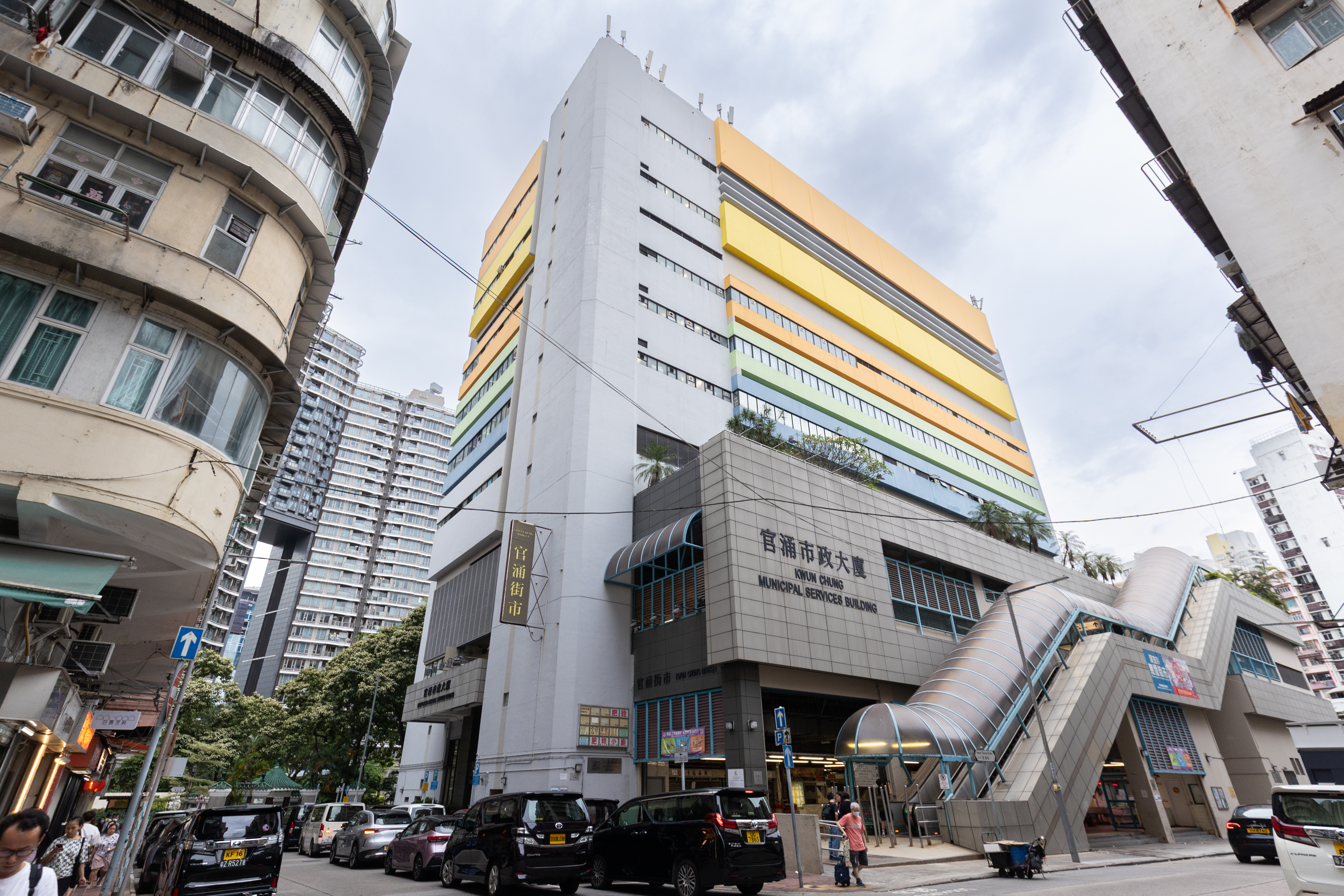 「新肥泉海鮮大排檔」就開在佐敦官涌市政大廈的熟食中心裡。