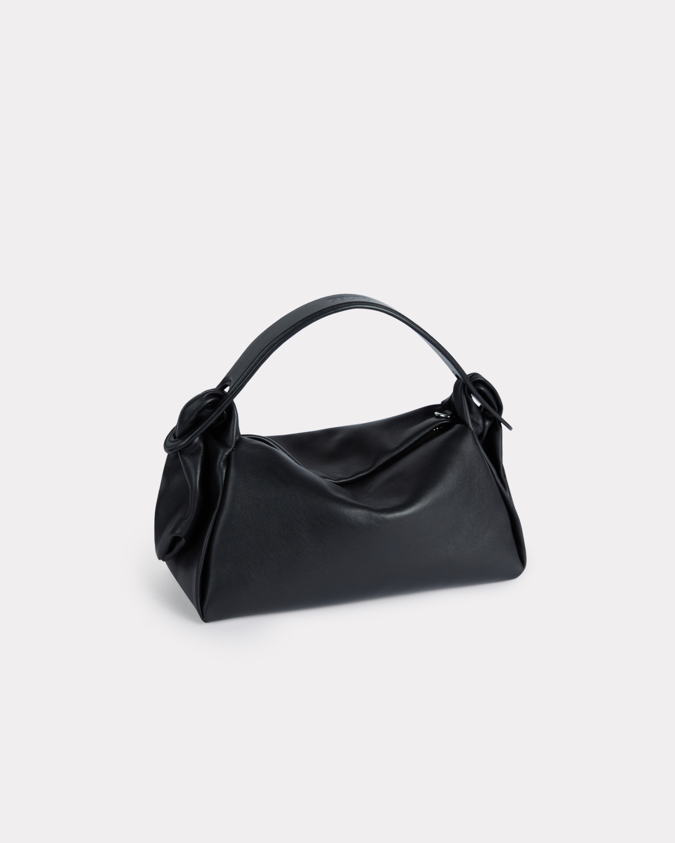 KENZO FUROSHIKI黑色綁帶手提包。NT$37,800(惇聚國際提供)