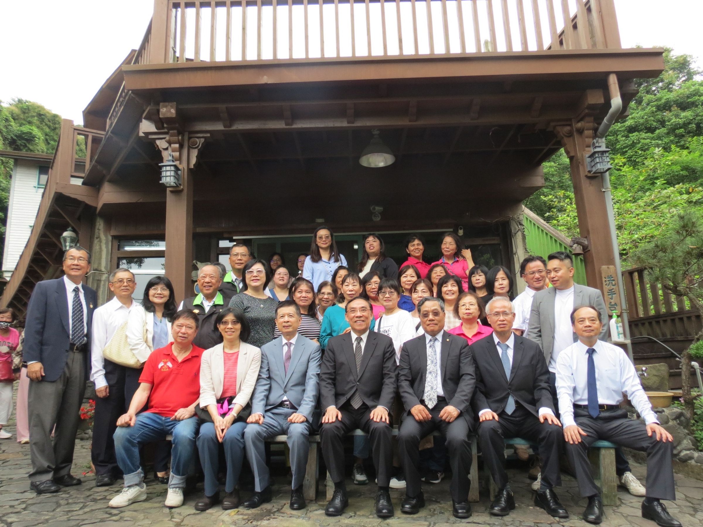 法務部長蔡清祥（前排中）、高檢署檢察長張斗輝（前排右二）到犯保協會新竹分會關懷。（犯保協會提供）