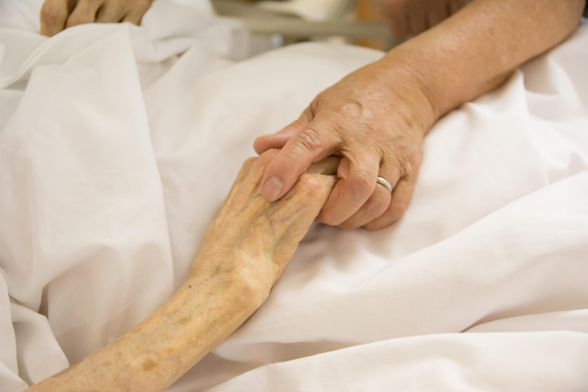 研究指出患者如果出現臨死前的嘎嘎聲，約莫還能活25小時。（示意圖，photoAC）