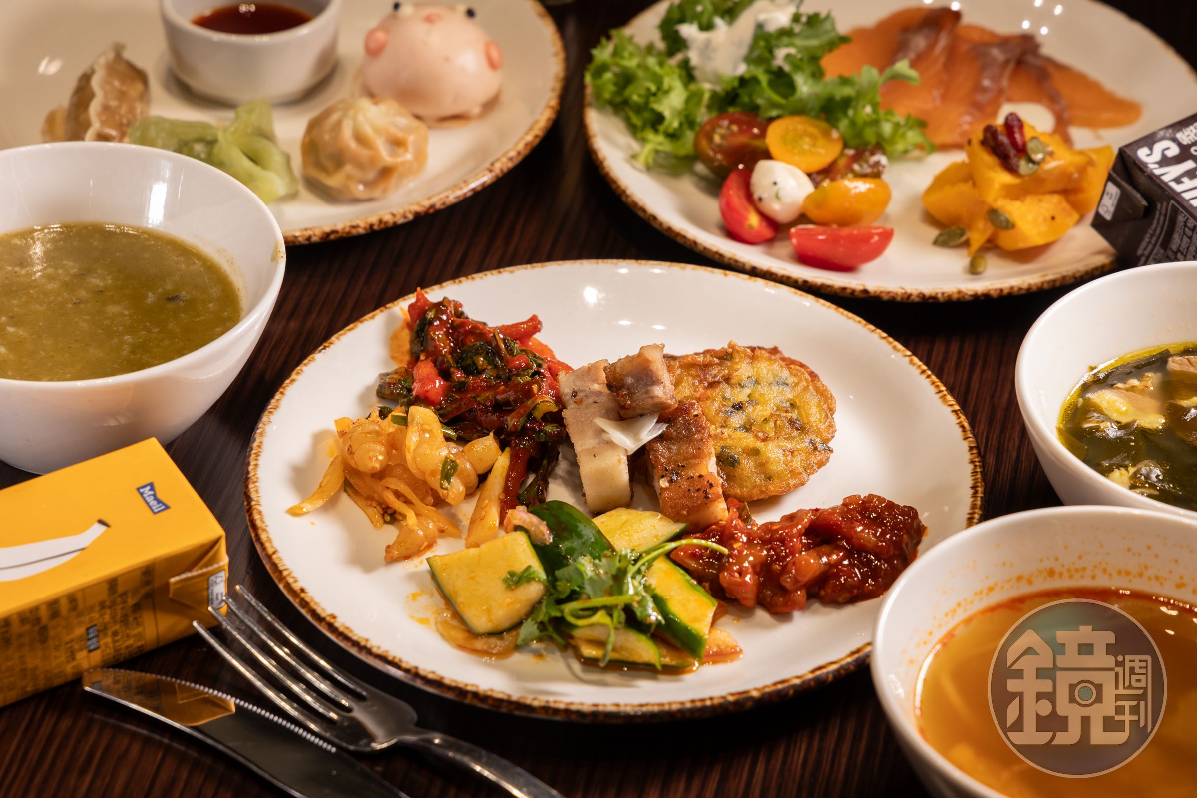 「Chef’s Kitchen」提供早餐自助吧、午餐及晚餐；早餐自助吧提供各國異國美食，早餐就能吃到傳統韓式小菜。