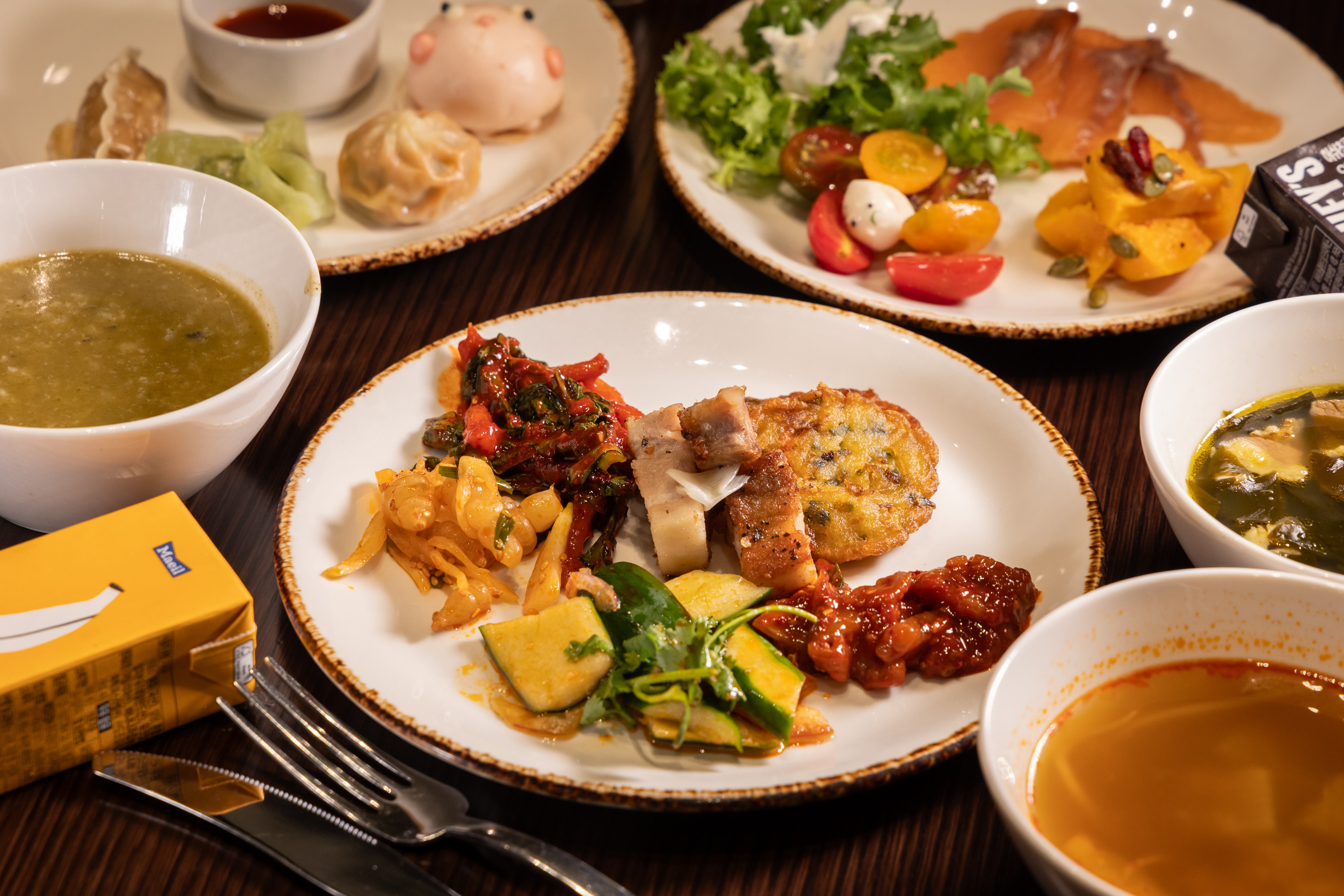 「Chef’s Kitchen」提供早餐自助吧、午餐及晚餐；早餐自助吧提供各國異國美食，早餐就能吃到傳統韓式小菜。