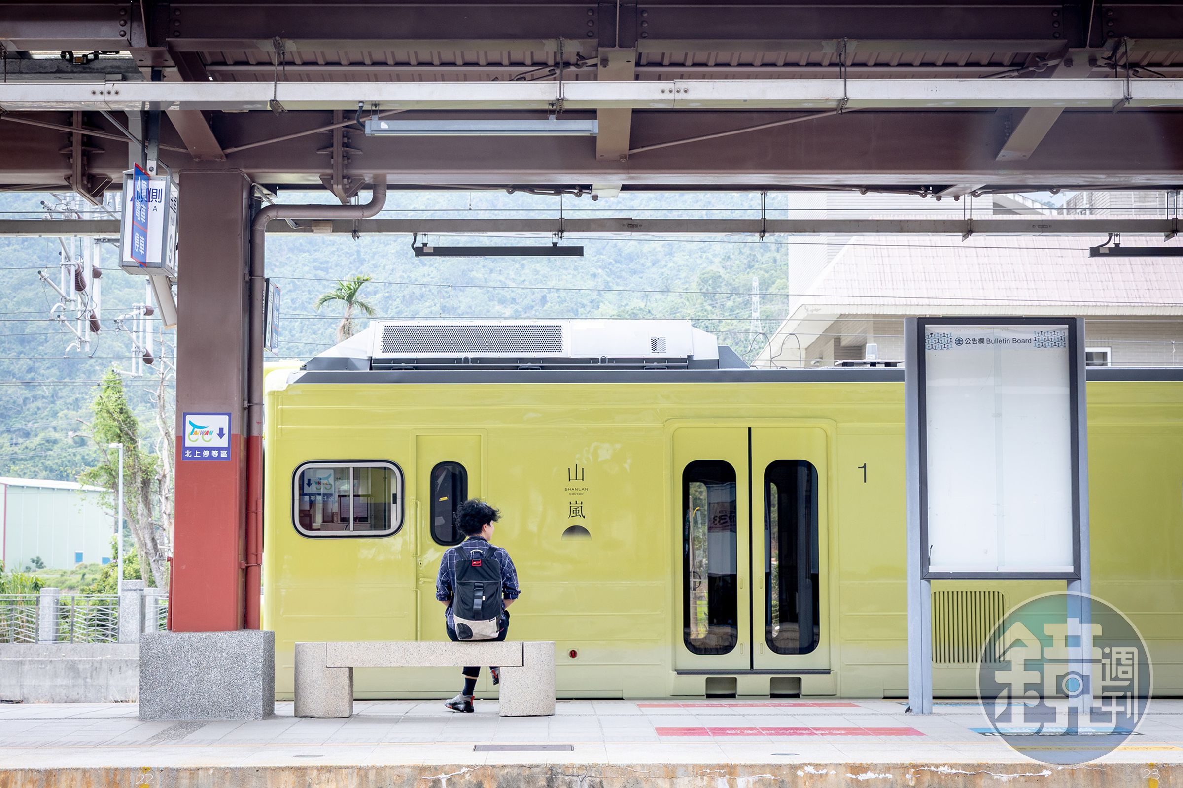 山嵐號以一襲清新黃綠的車廂塗裝，呈現花東縱谷稻田與山巒的縮影。
