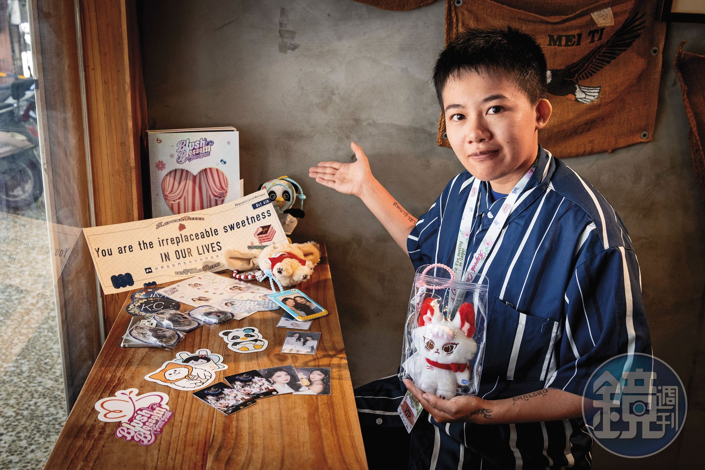 陽รุ่ง自稱博愛粉，幾乎每一對泰百演員都喜歡，手中為CP組合JanJingJing的娃娃JEWEL。