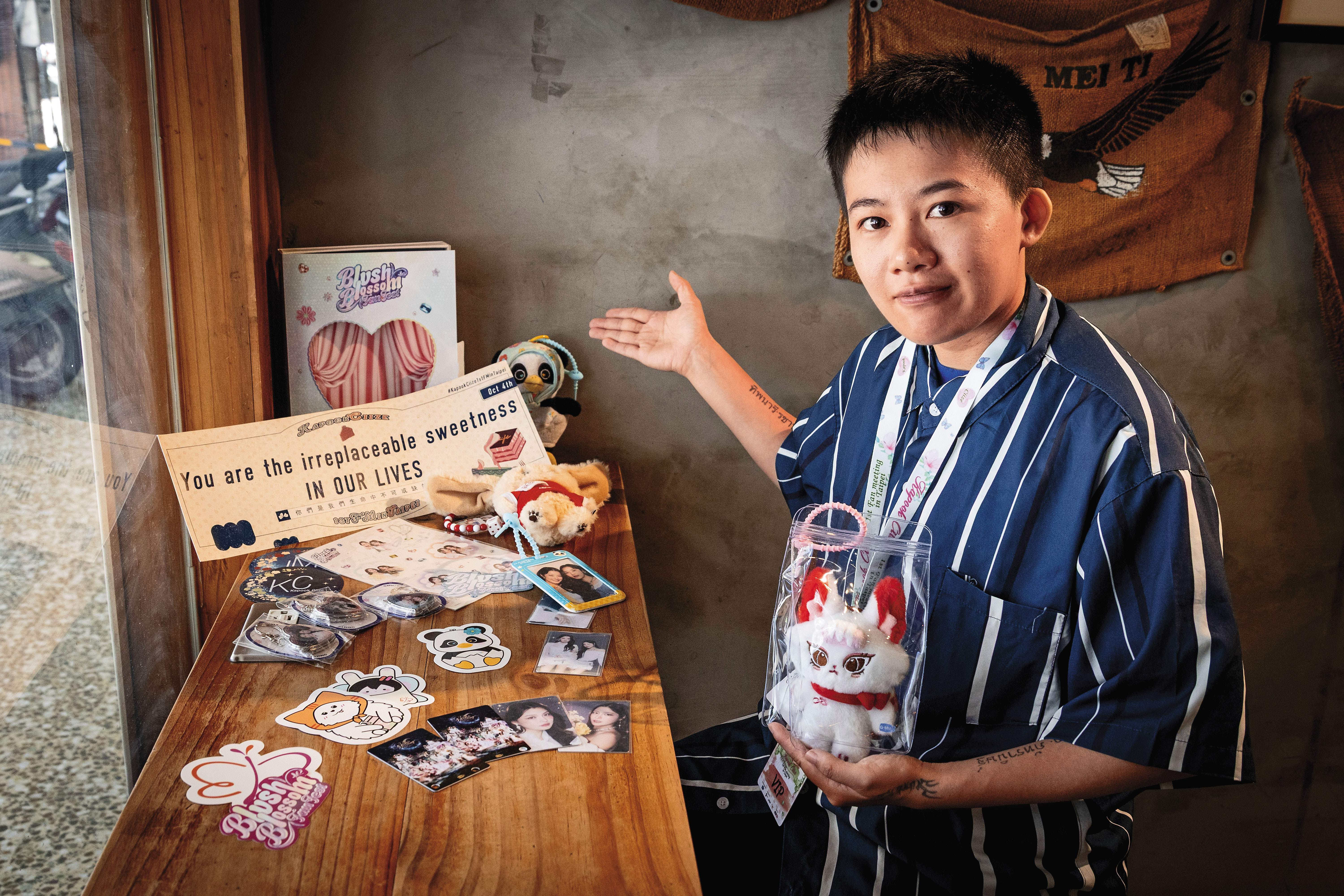 陽รุ่ง自稱博愛粉,幾乎每一對泰百演員都喜歡,手中為CP組合JanJingJing的娃娃JEWEL。