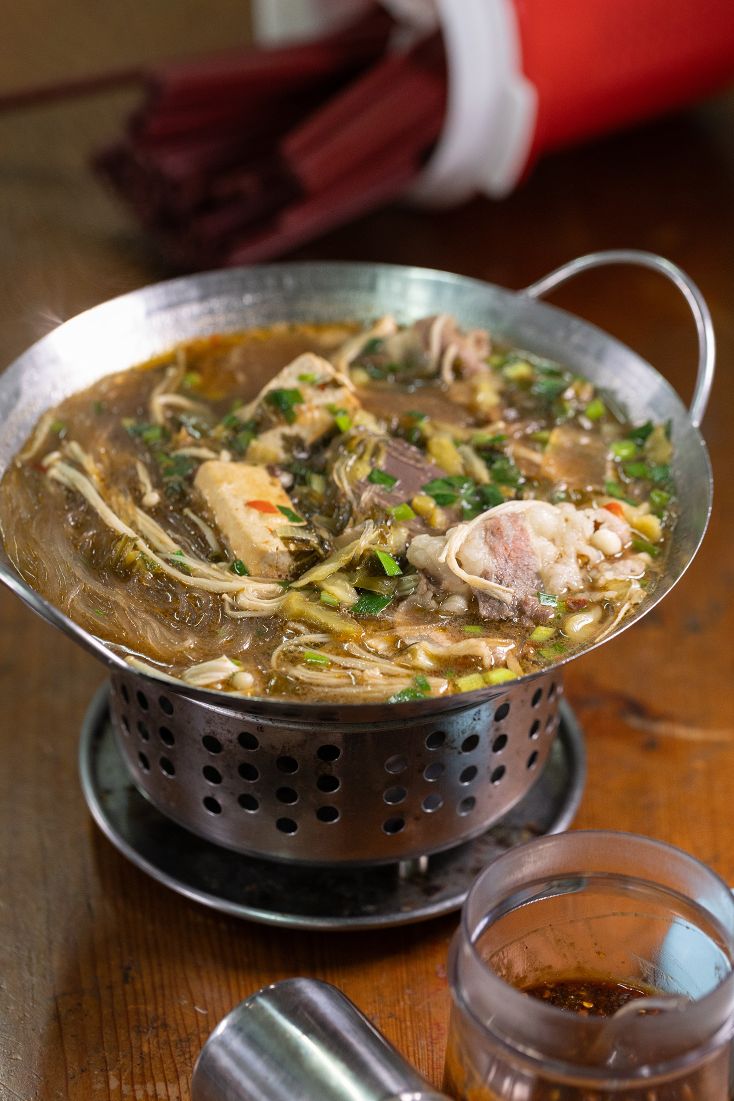 「牛肉綜合鍋」以麻辣臭豆腐鴨血為基底,既能吃到軟嫩臭豆腐,也能大啖鴨血、牛肉片,非常適合天冷時品嘗。(130元/份)