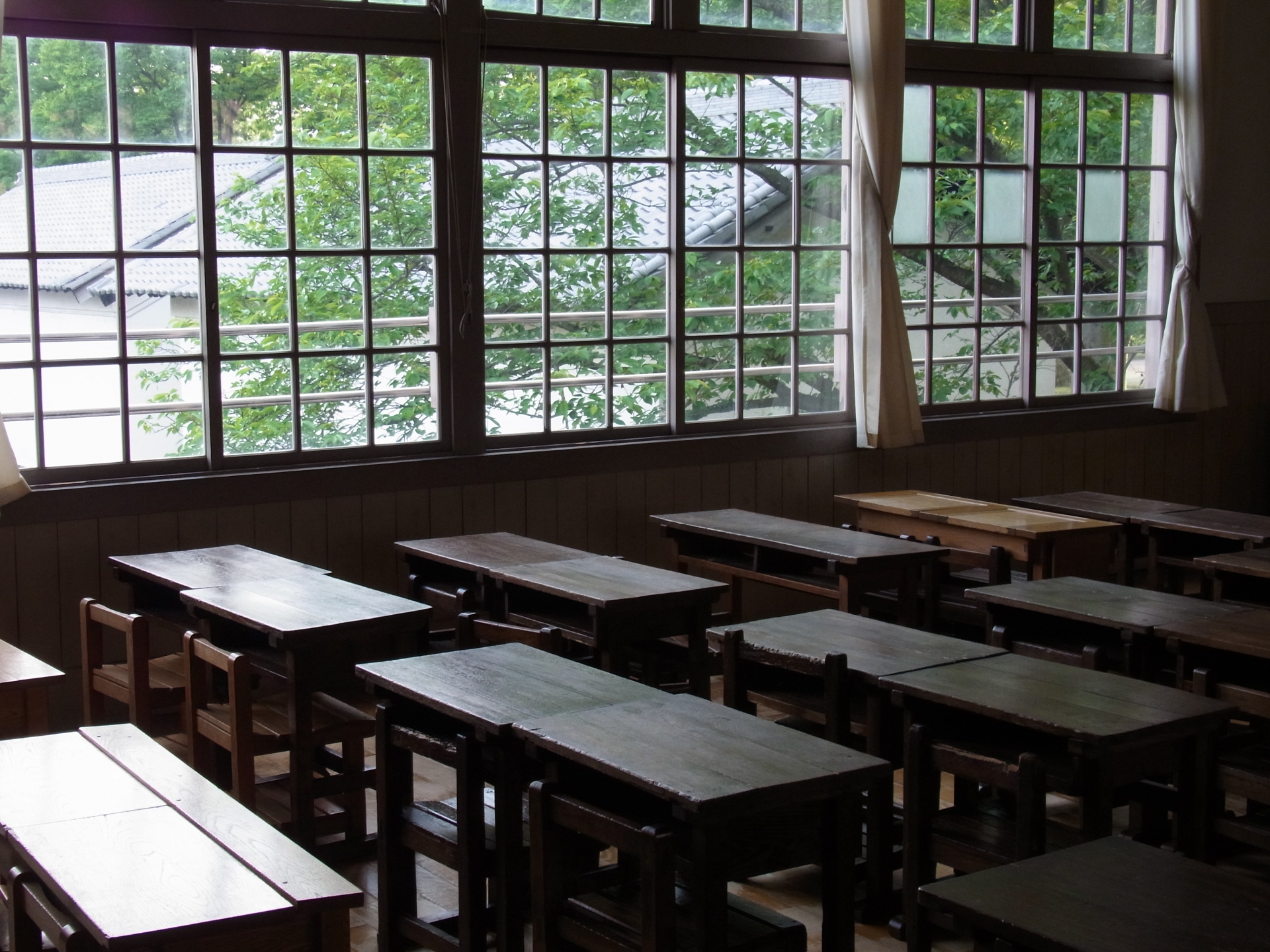 桃園市一所國中日前傳出學生在校內疑似吸食「喪屍煙彈」的毒品。（翻攝自photo-ac）