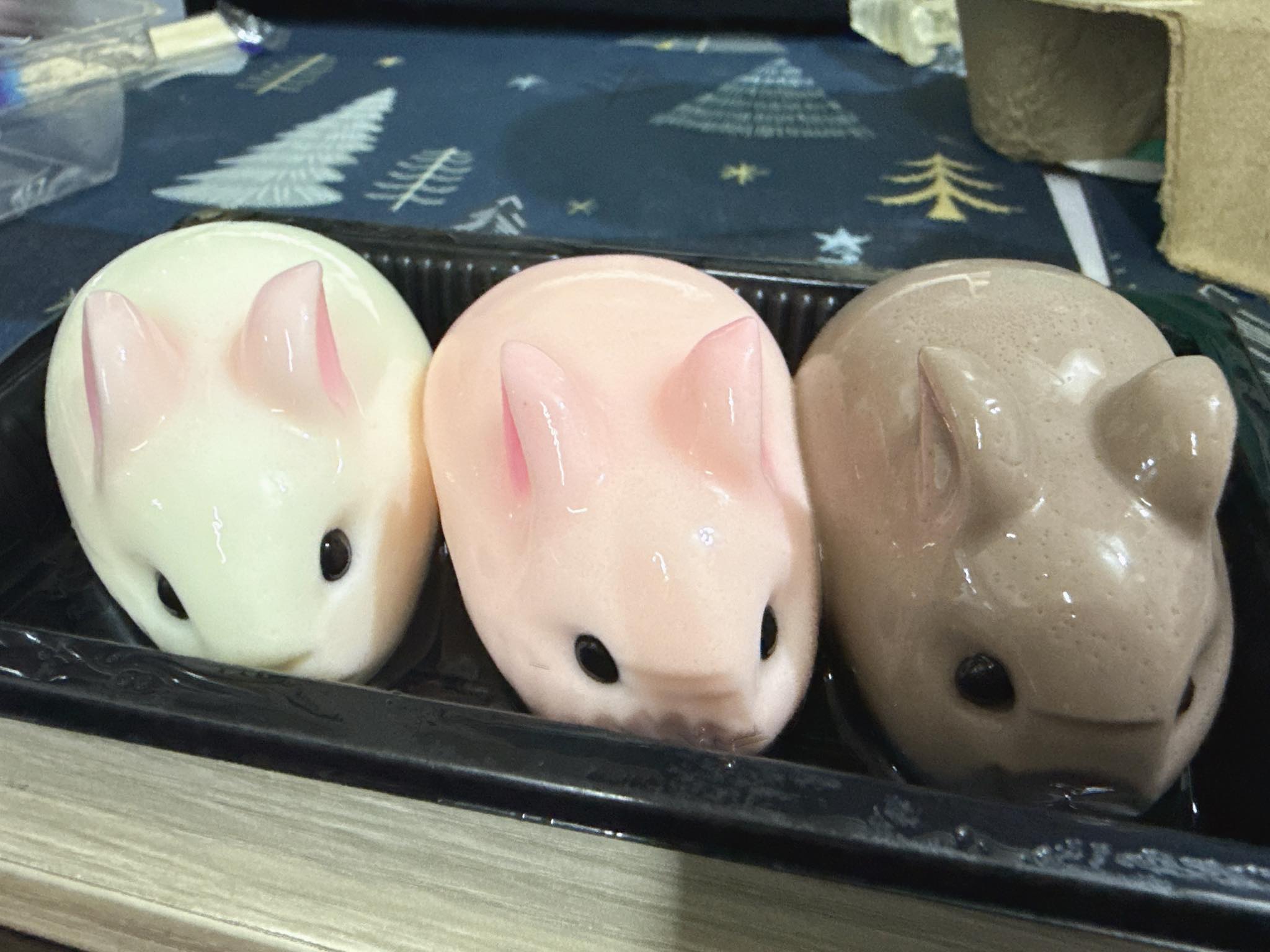 民眾日前在鎮瀾宮附近的攤商購買兔子布丁。（翻攝臉書「爆料公社」）