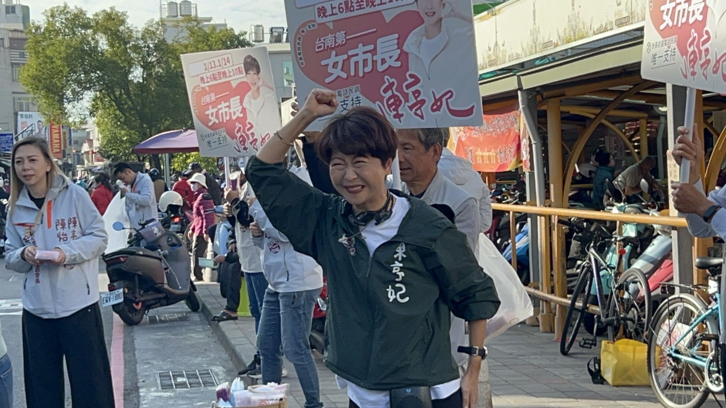 陳亭妃在地深耕27年，素以勤奮跑攤、努力做選服為地方民眾熟悉。（翻攝自陳亭妃臉書）