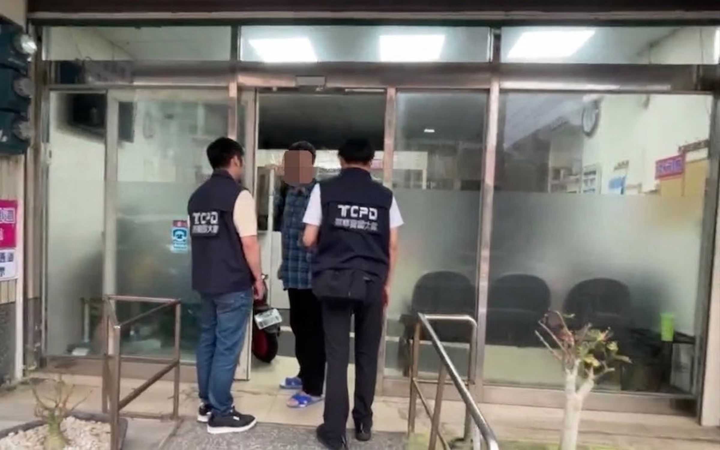 警方至桃園某家醫診所搜索，逮捕不肖吳姓醫師並查扣大量管制藥品及現金。翻攝畫面