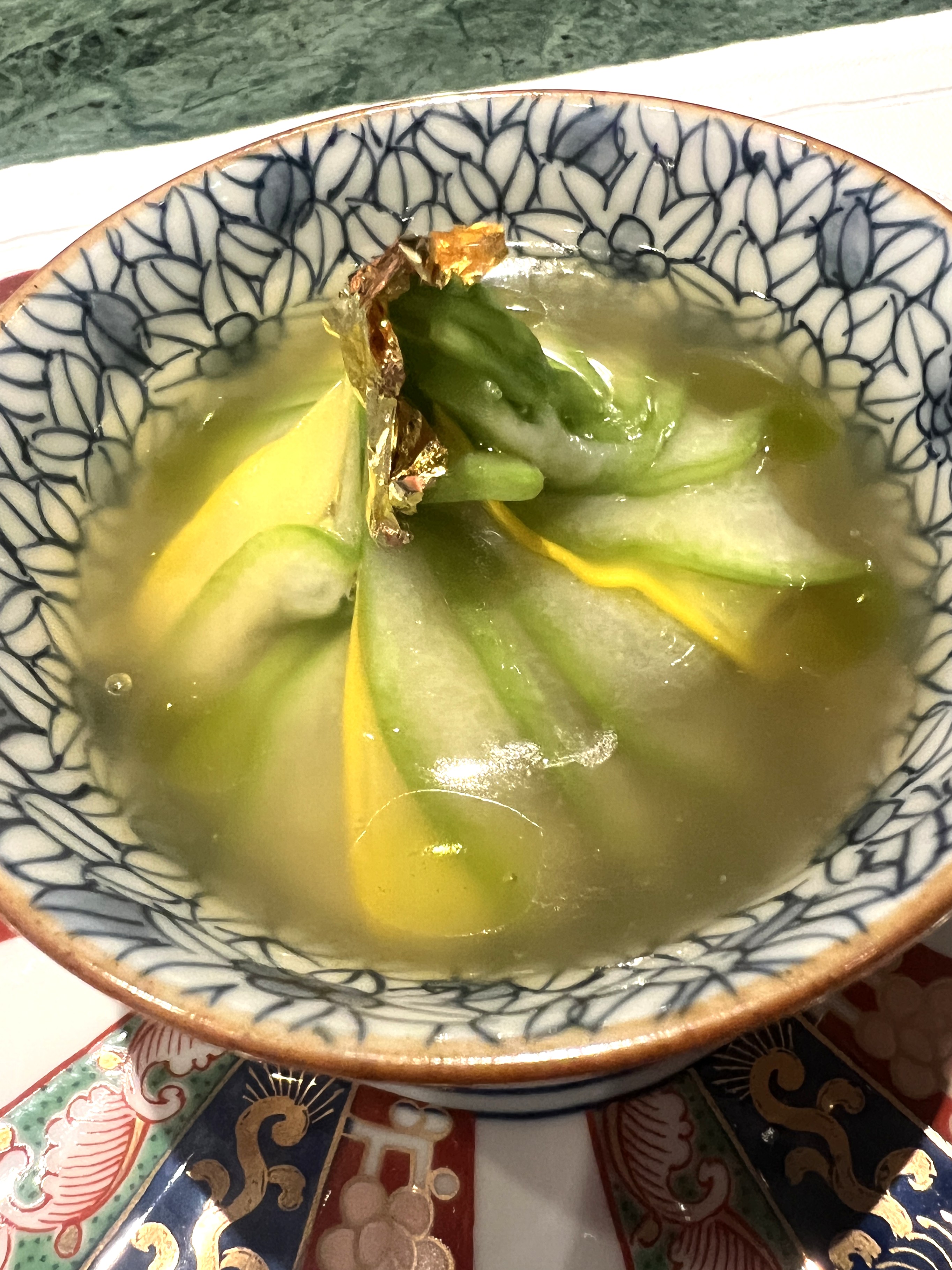 「什香菜、絲瓜」以金針菇、鴻禧美白菇、黃豆芽、豆干、豆包、芹菜、紅蘿蔔絲、韭黃、杏鮑菇、榨菜絲、酸菜絲、木耳絲、筍絲等食材製成「什香菜」，再以櫛瓜片及絲瓜片包入鮮干貝、什香菜包覆塑形成球，入蒸籠蒸製，最後淋上絲瓜櫛瓜高湯，清爽柔和。