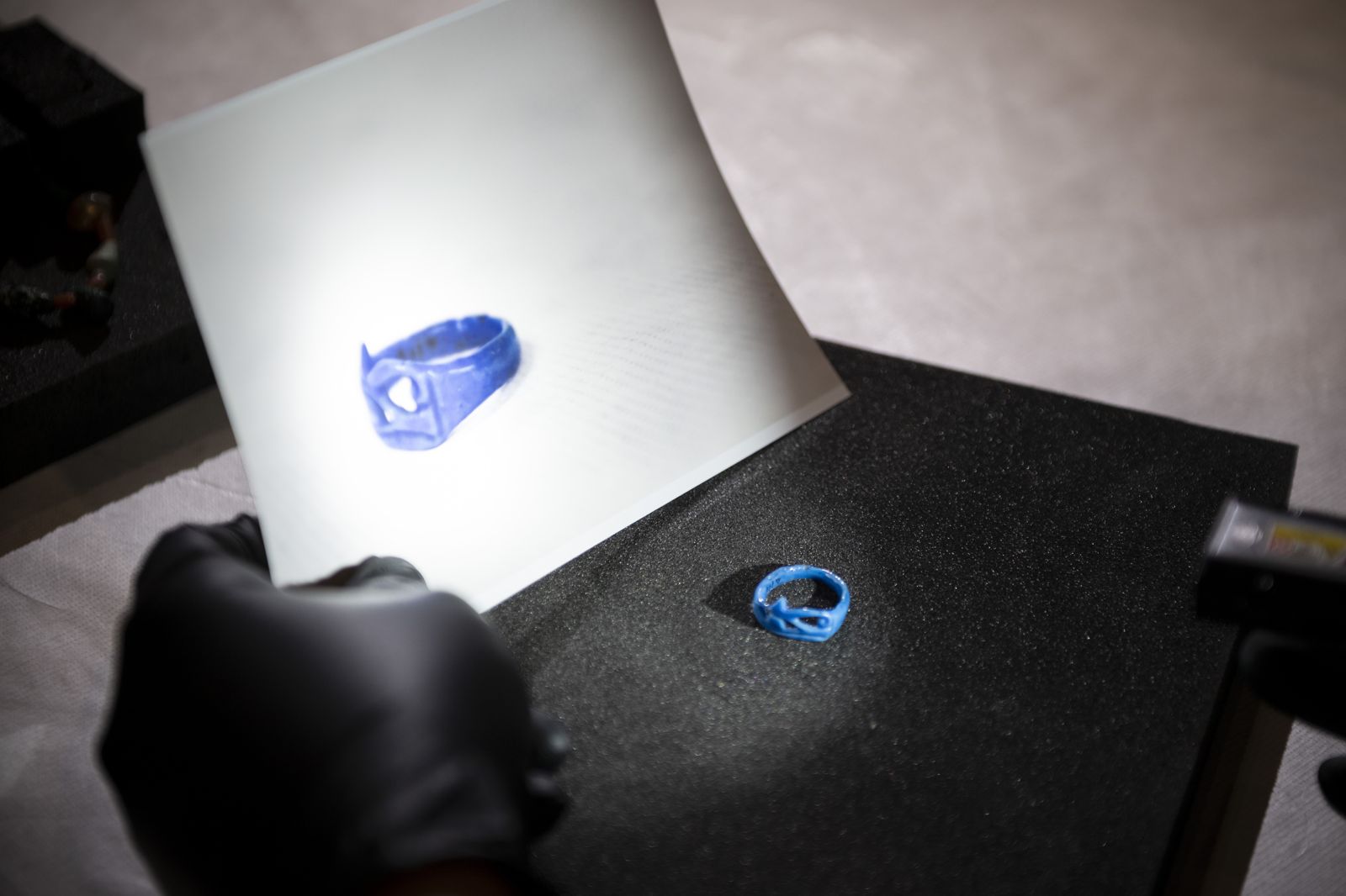 這次展出的另一重點是古埃及的金飾與珠寶，工作人員正在仔細確認指環狀況。（奇美博物館提供）