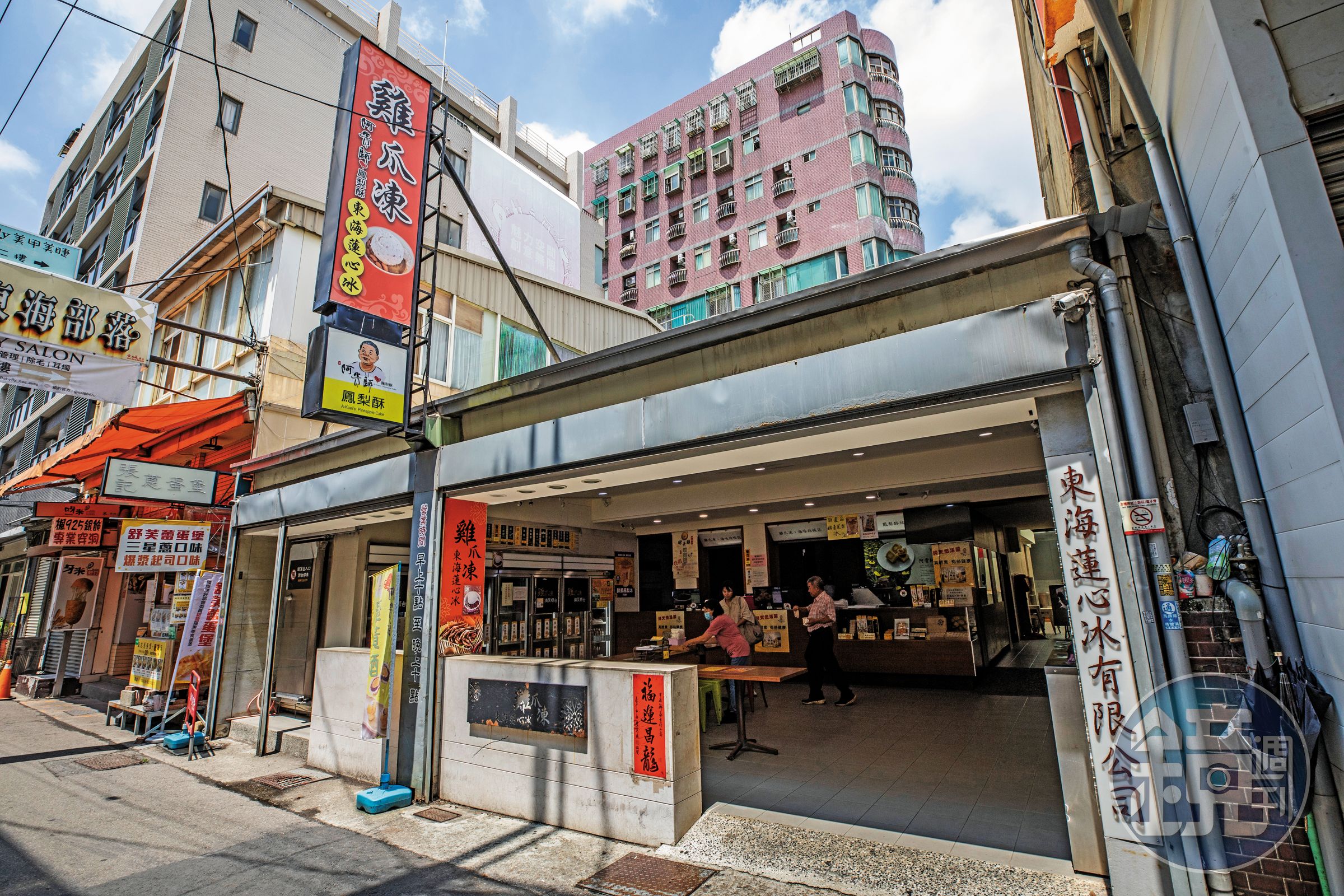 東海蓮心冰雞爪凍位於東海大學夜市巷弄內，已成為台中當紅伴手禮。