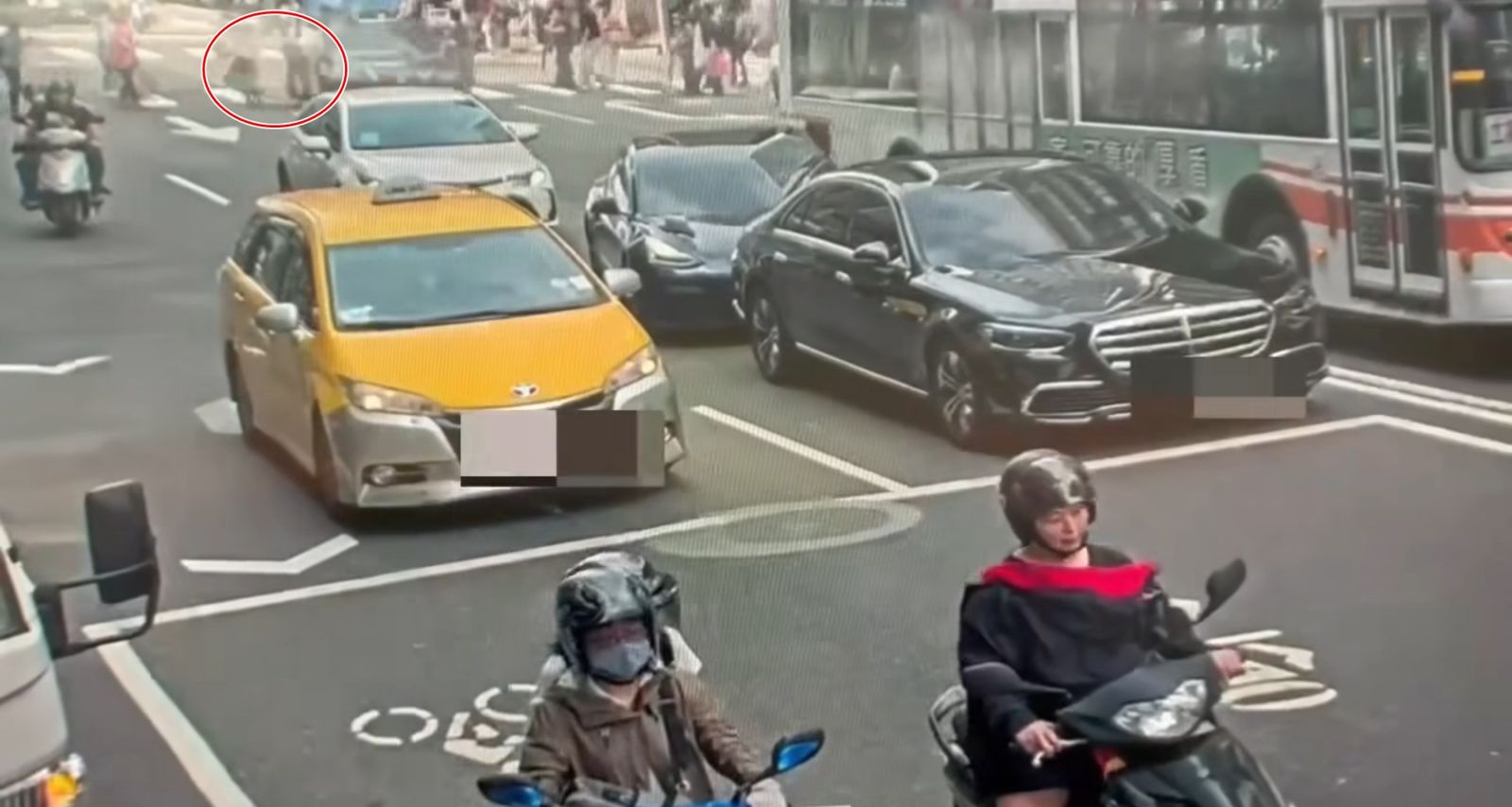 肇事黑色轎車右側前方撞飛3位行人,所幸3人都未遭拖行。(翻攝畫面)