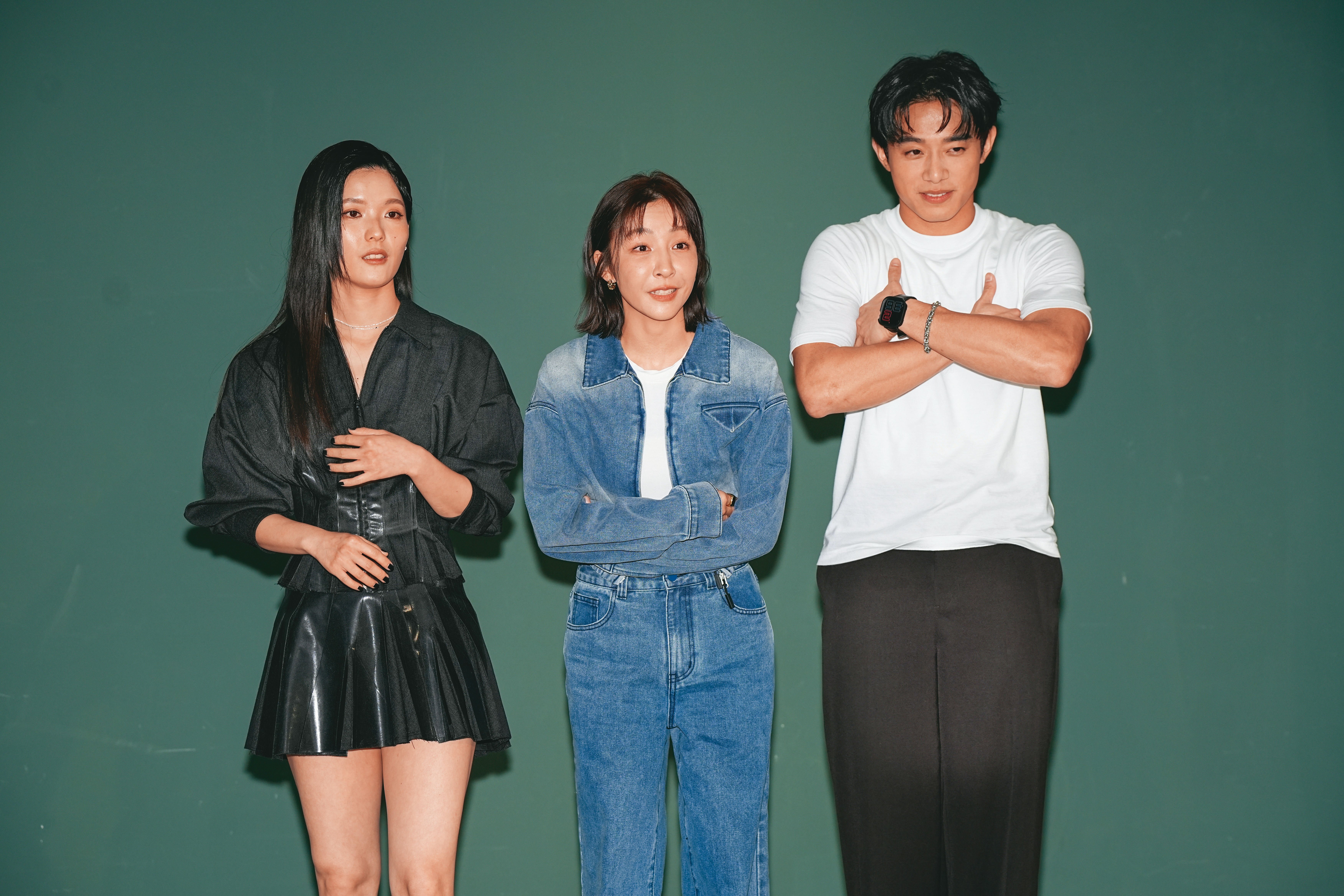 ）為大家示範「6分鐘護一生」…並不是，小編合理推測是他穿短袖被冷到凍袂條。左起為睦媄、林雨葶。