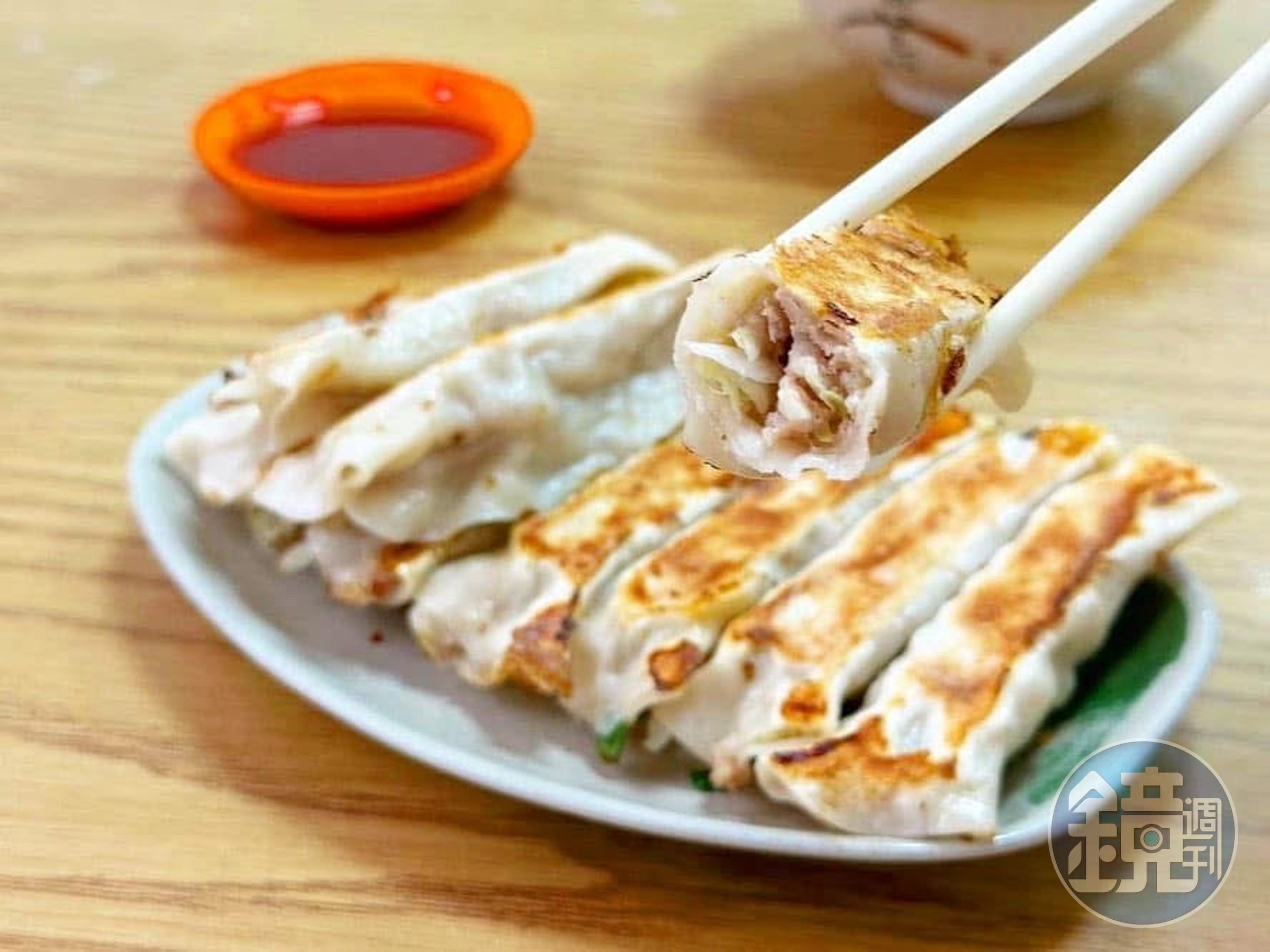 「鍋貼」煎得爽脆不油，沾特調鍋貼醬，香氣更佳。（6元／個）