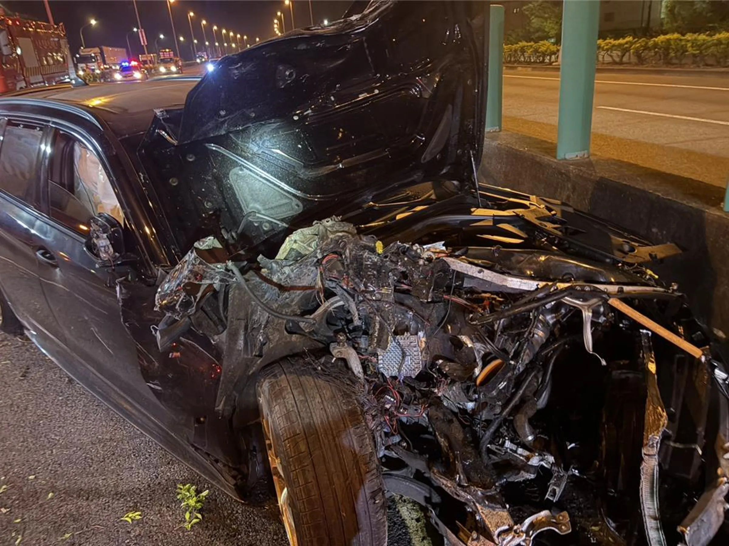 黑色BMW改裝車昨日凌晨在台南市安南區狂飆，不僅貨車駕駛慘死，BMW也車頭全毀。（翻攝畫面）