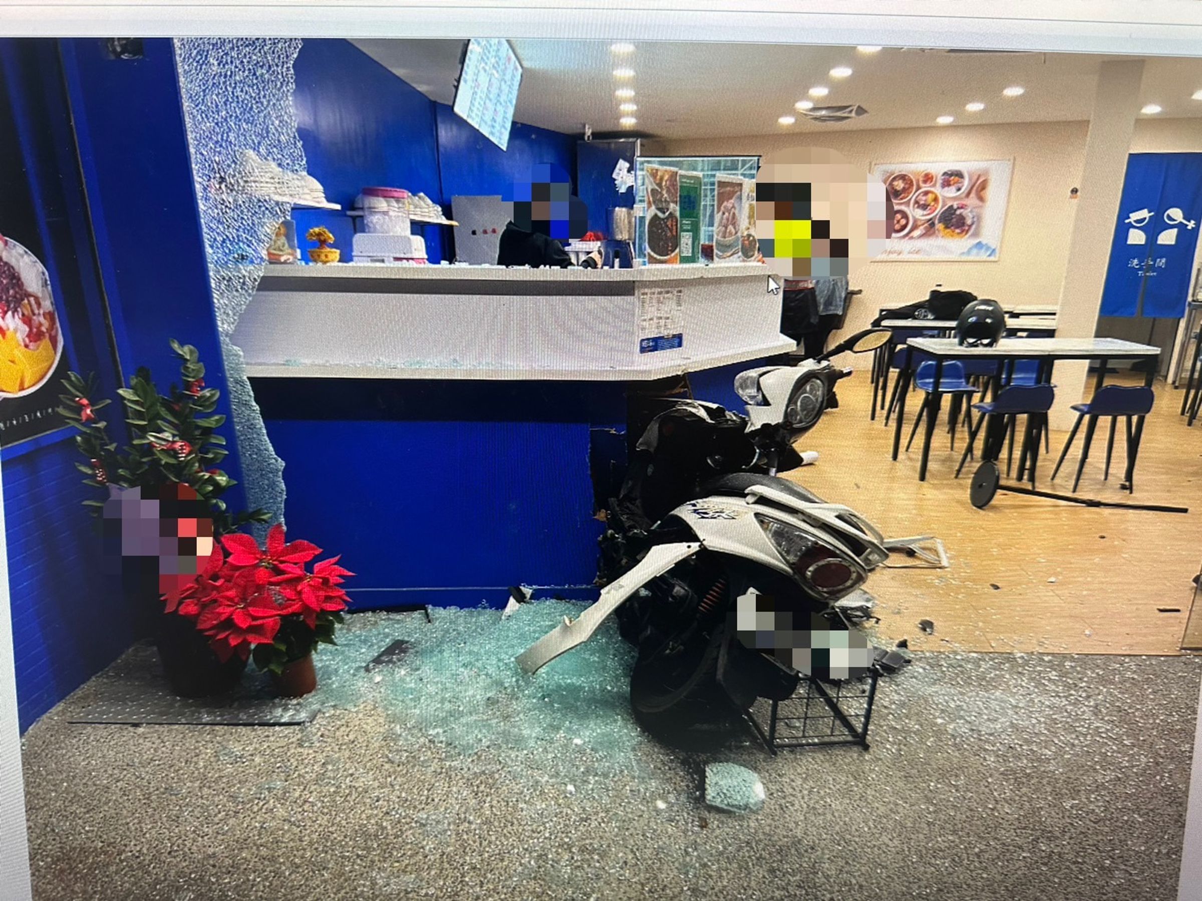 無人駕駛的機車將被害店家的落地玻璃撞毀，櫃檯也多處受損。（翻攝畫面）