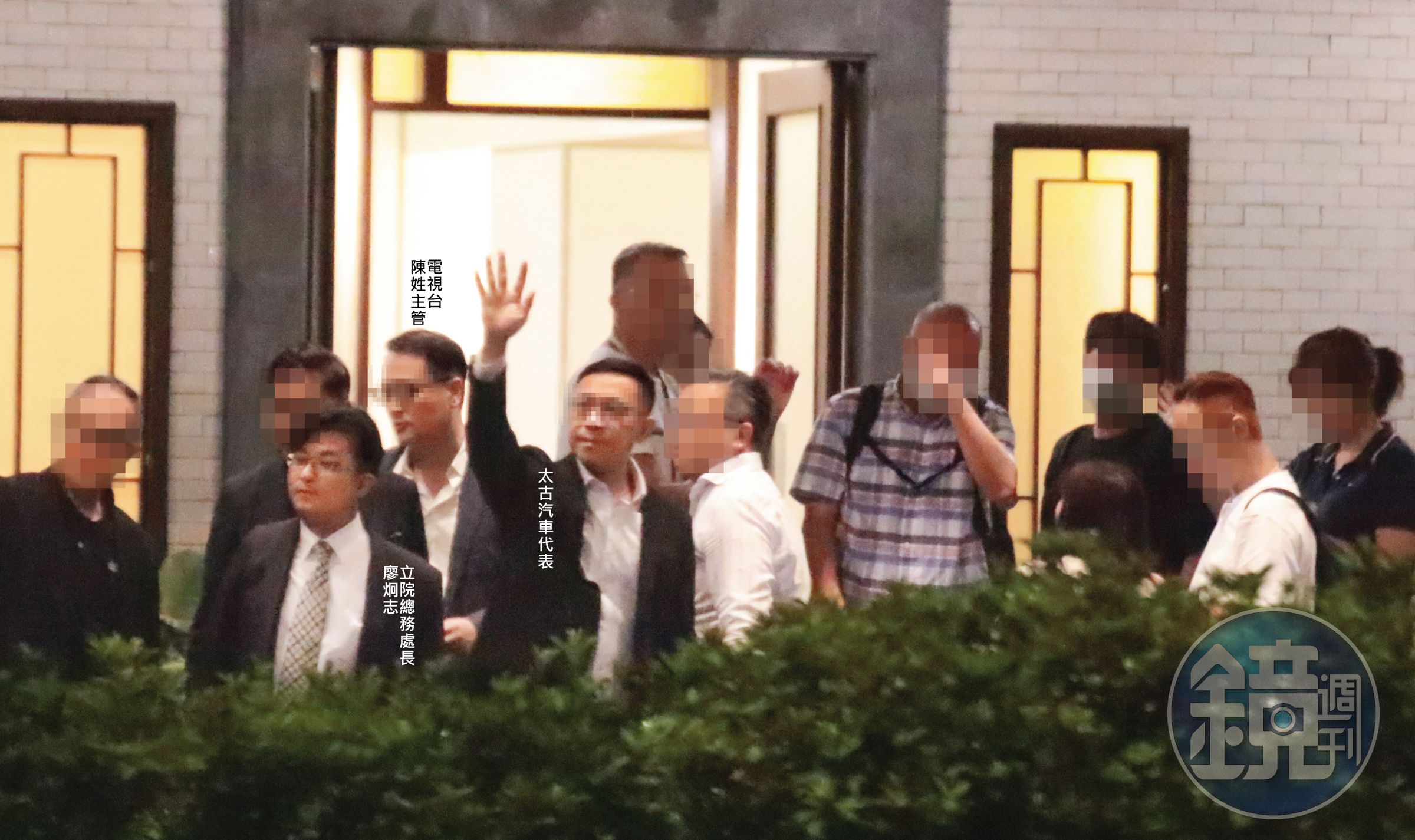太古汽車代表、立院人士結束餐敘後,晚間9點37分步出餐廳。