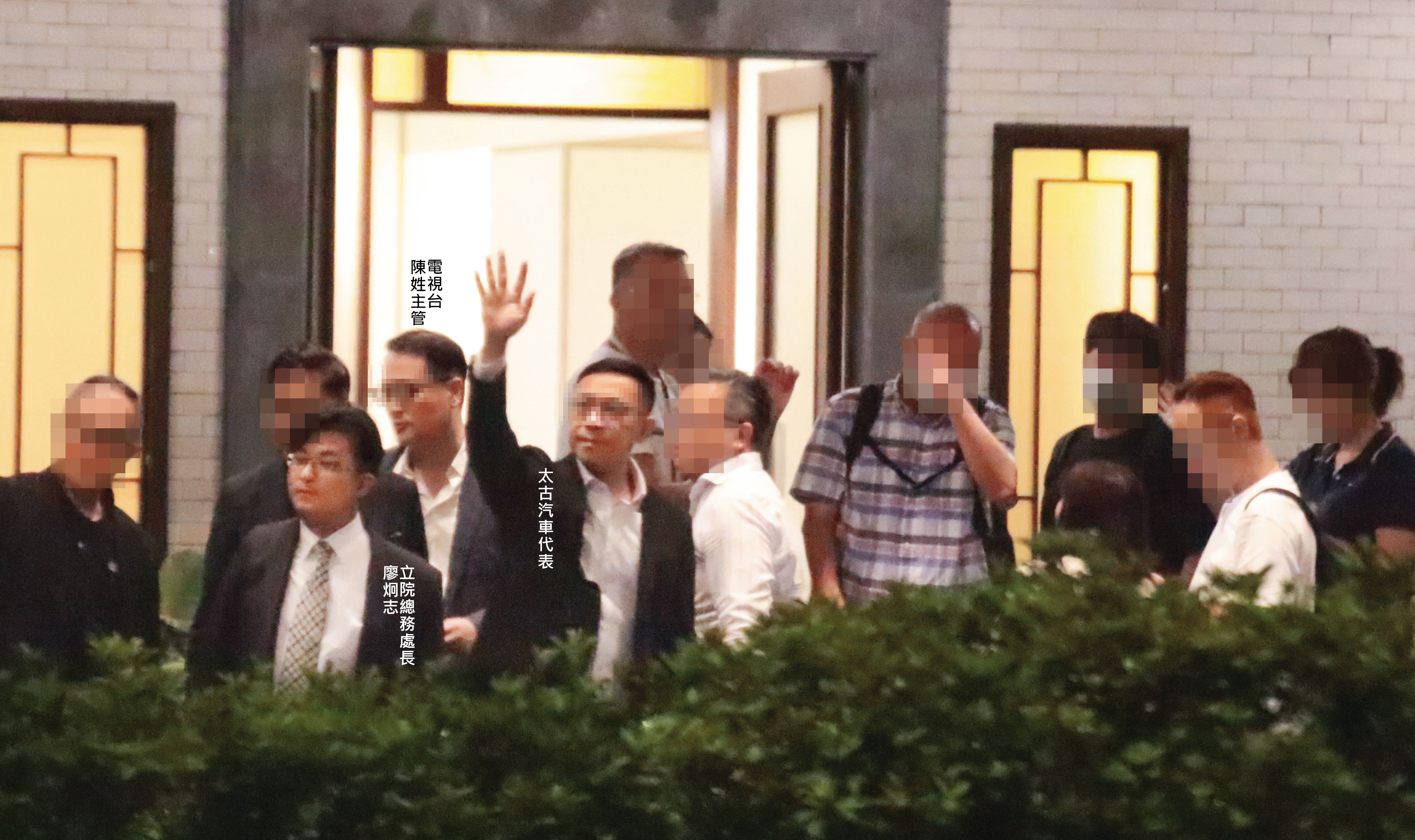 太古汽車代表、立院人士結束餐敘後，晚間9點37分步出餐廳。