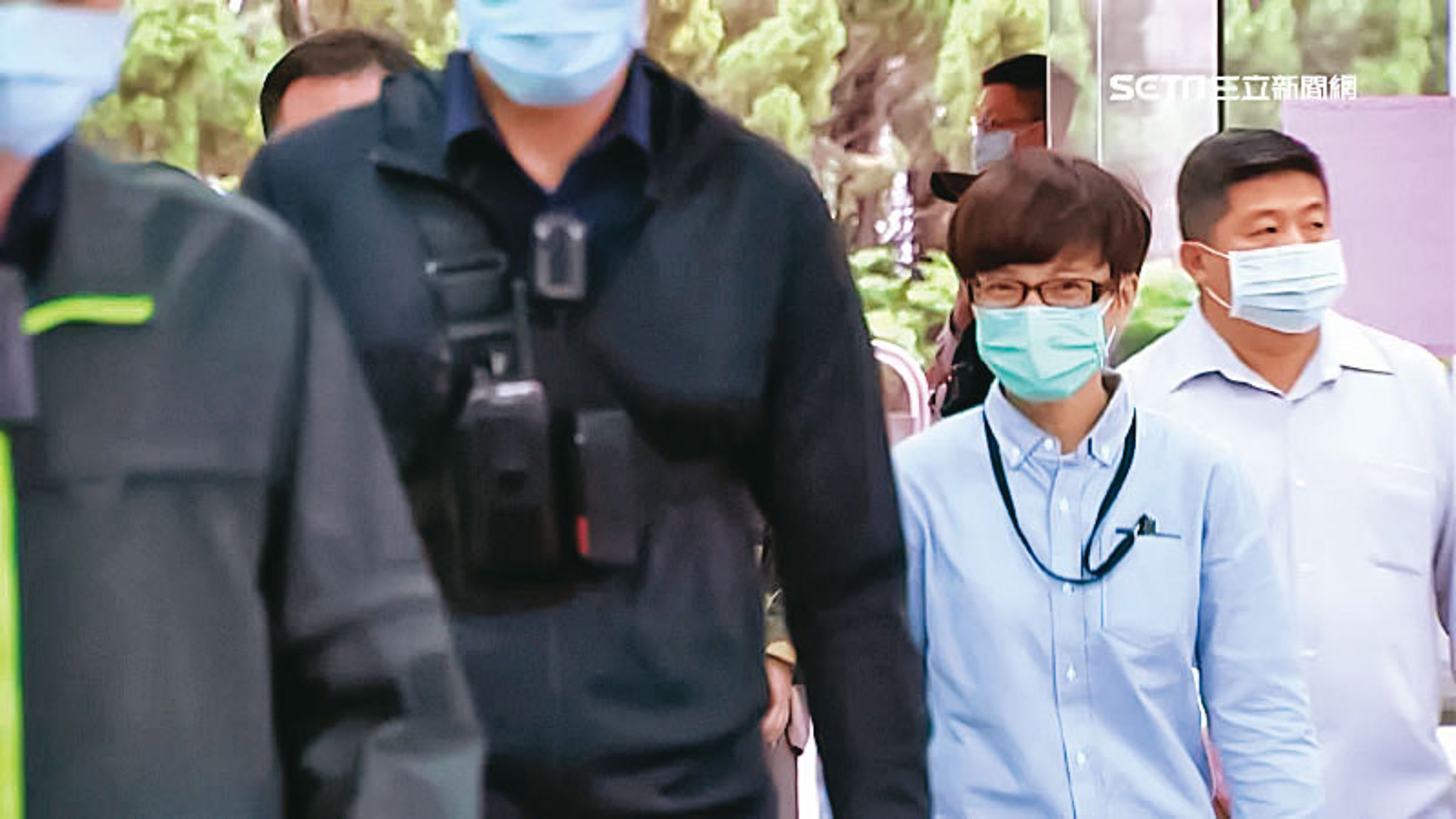 許芷瑜(左)潛逃出境後,其名下帳戶及信用卡都無提領或消費紀錄,檢方另循司法互助管道緝捕她歸案。(翻攝三立新聞網)