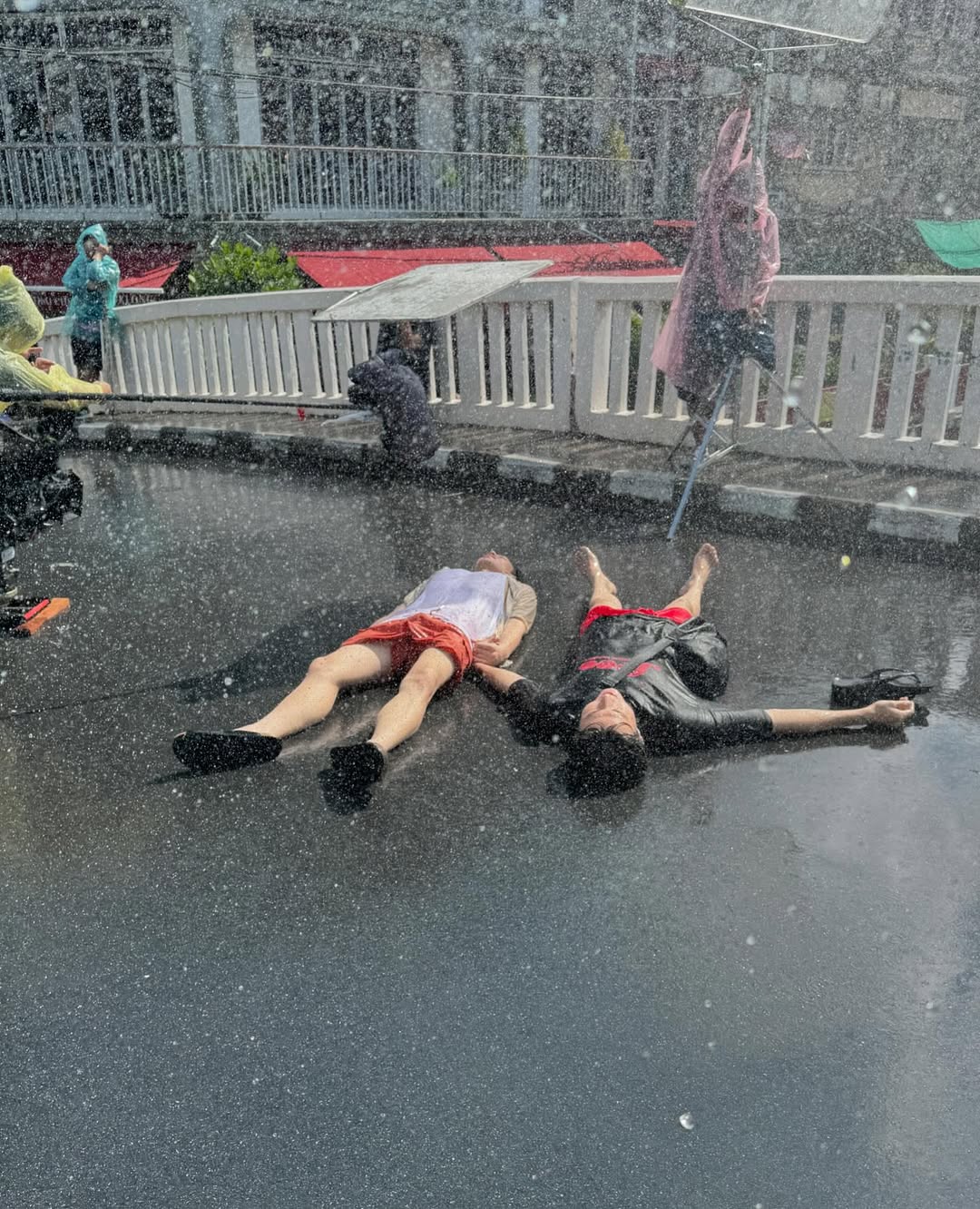 南潤壽(左)表示同一個地點,由兩位導演在拍攝回顧過去與現在的方式完全不同,很有意思。(翻攝陳浩恩 INS)