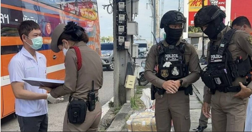 泰國長途巴士抵達終點站時，車上卻傳出乘客已經猝逝的消息；警方與醫療人員到場調查，確認婦人已經死亡數小時。（翻攝自Thaiger）