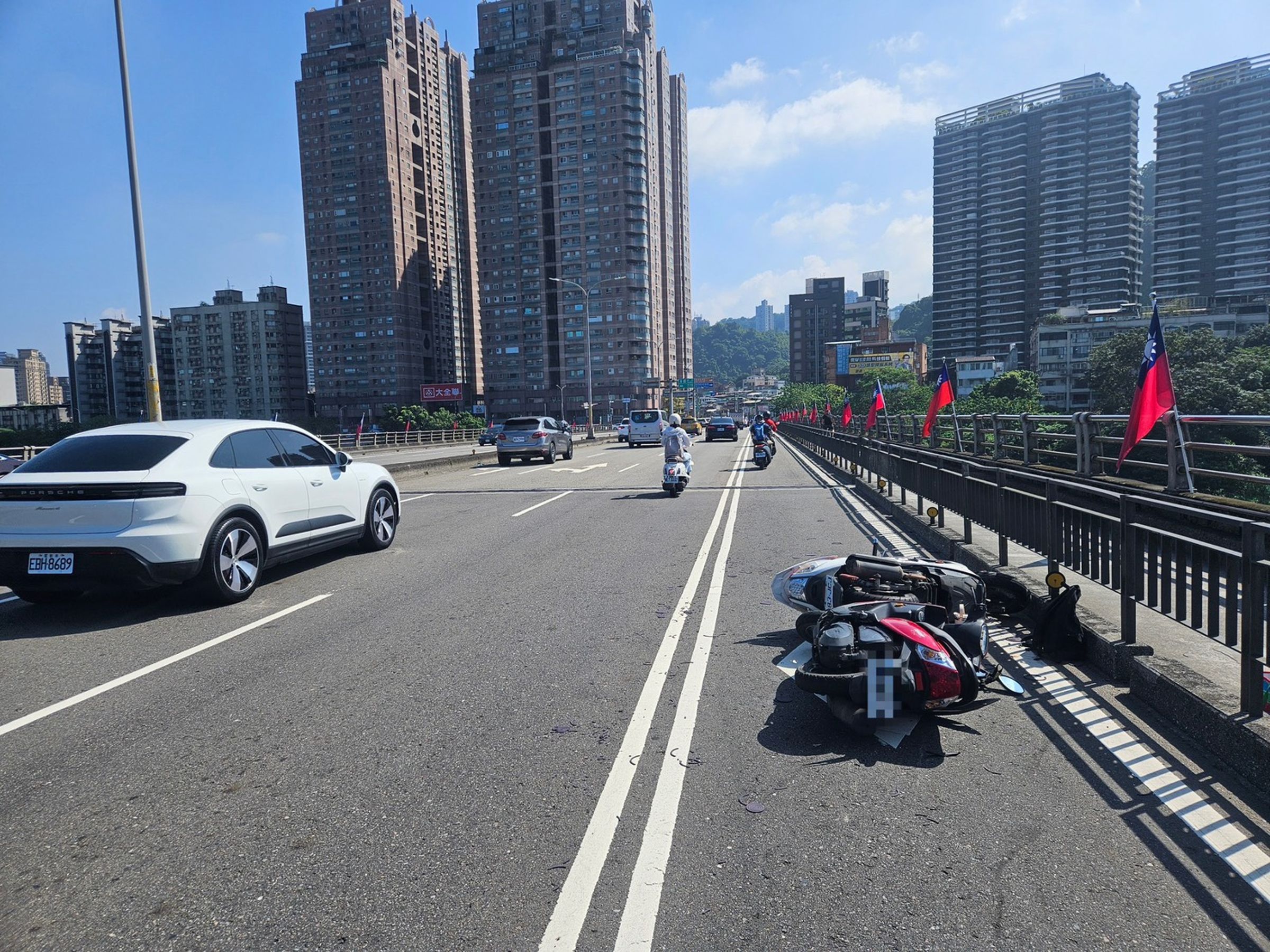 碧潭橋昨日發生車禍。(警方提供)