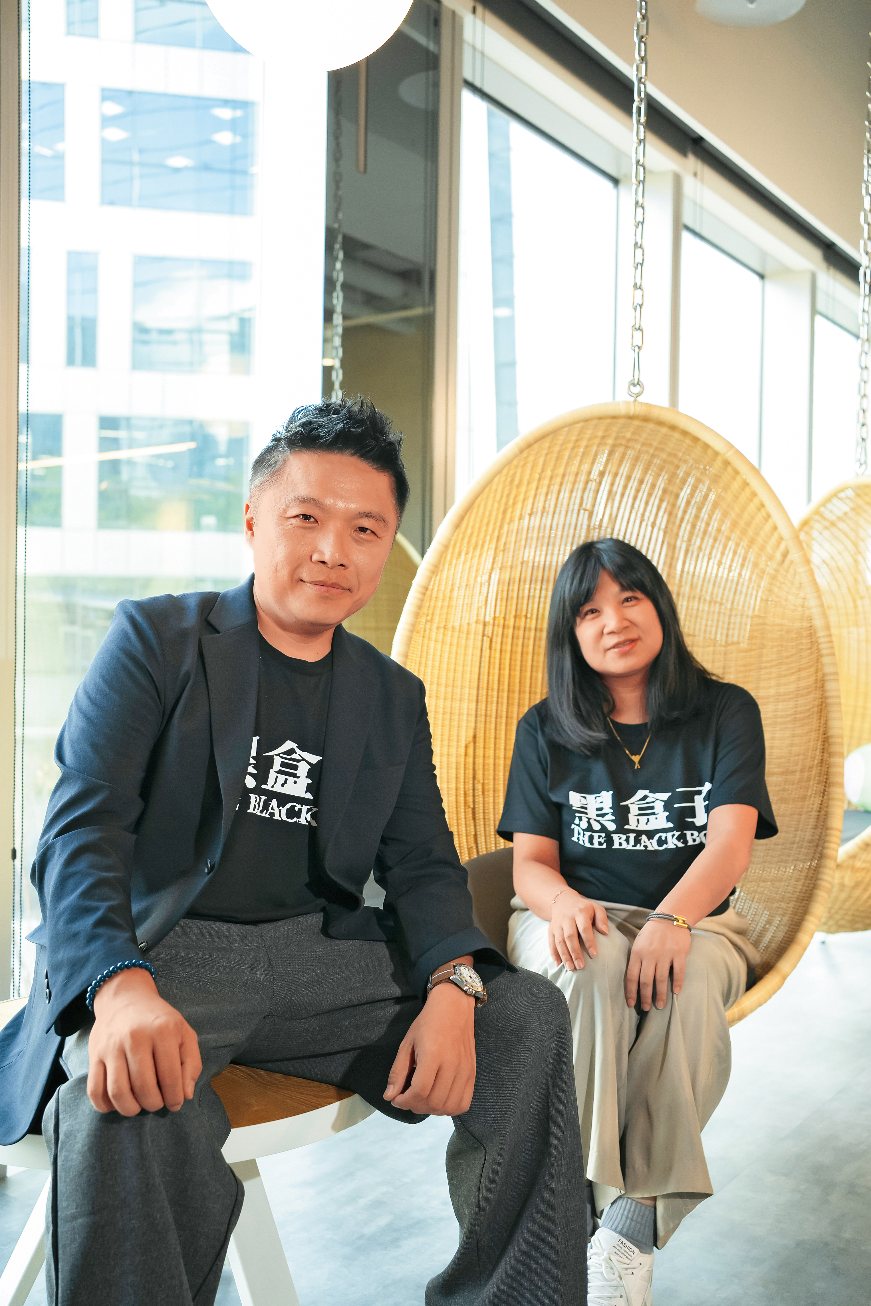 影集《黑盒子》改編自同名網路漫畫,導演李昭樺(左)與監製林佳韻(右)合力克服影視化面臨的挑戰。