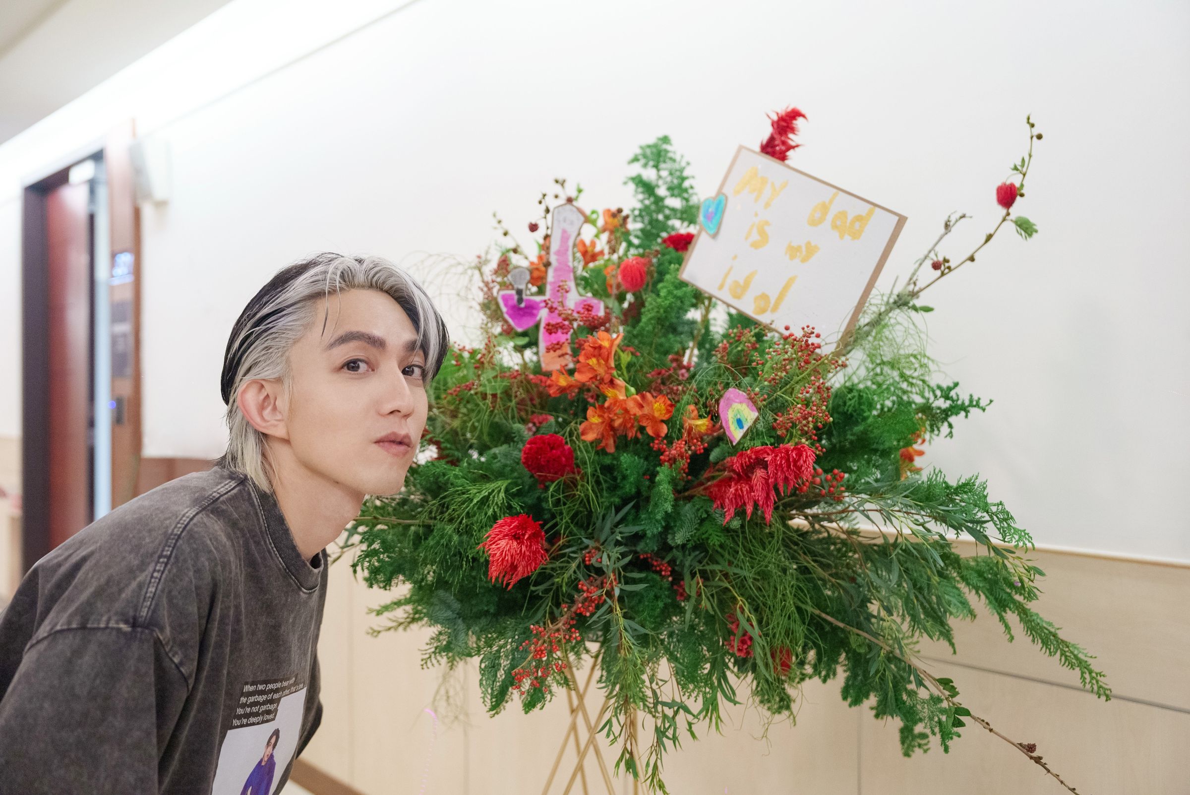 丁文琪和小孩特別製作花籃，送給林宥嘉。（華研國際提供）