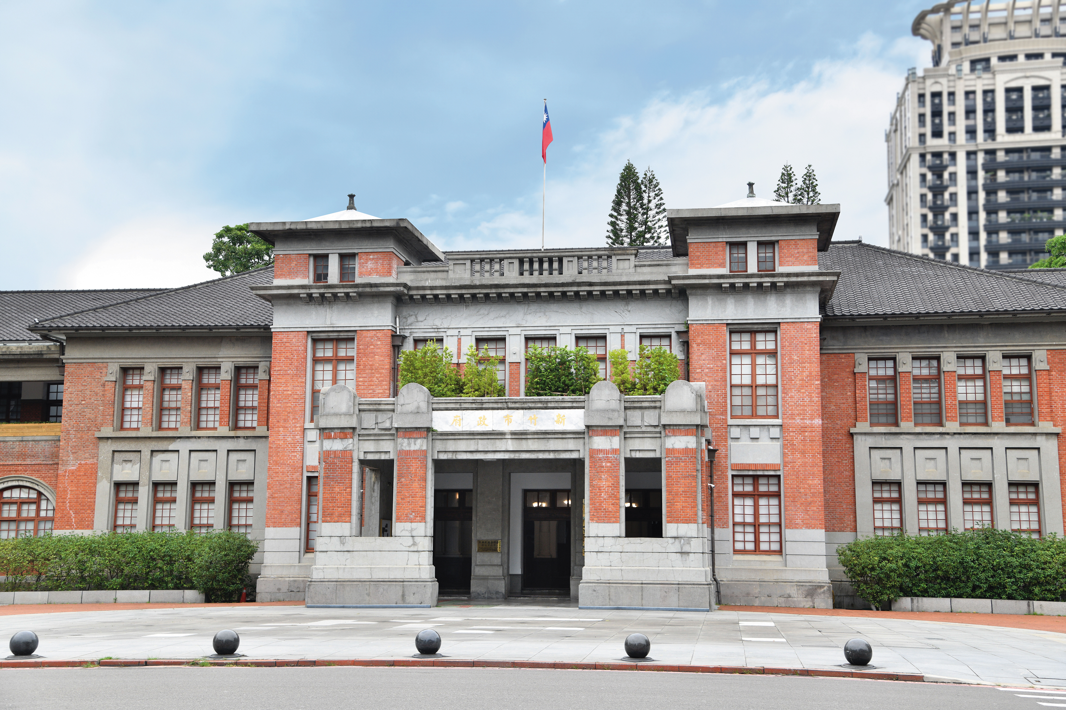新竹州廳是目前市政府所在地,也是一座國定古蹟。