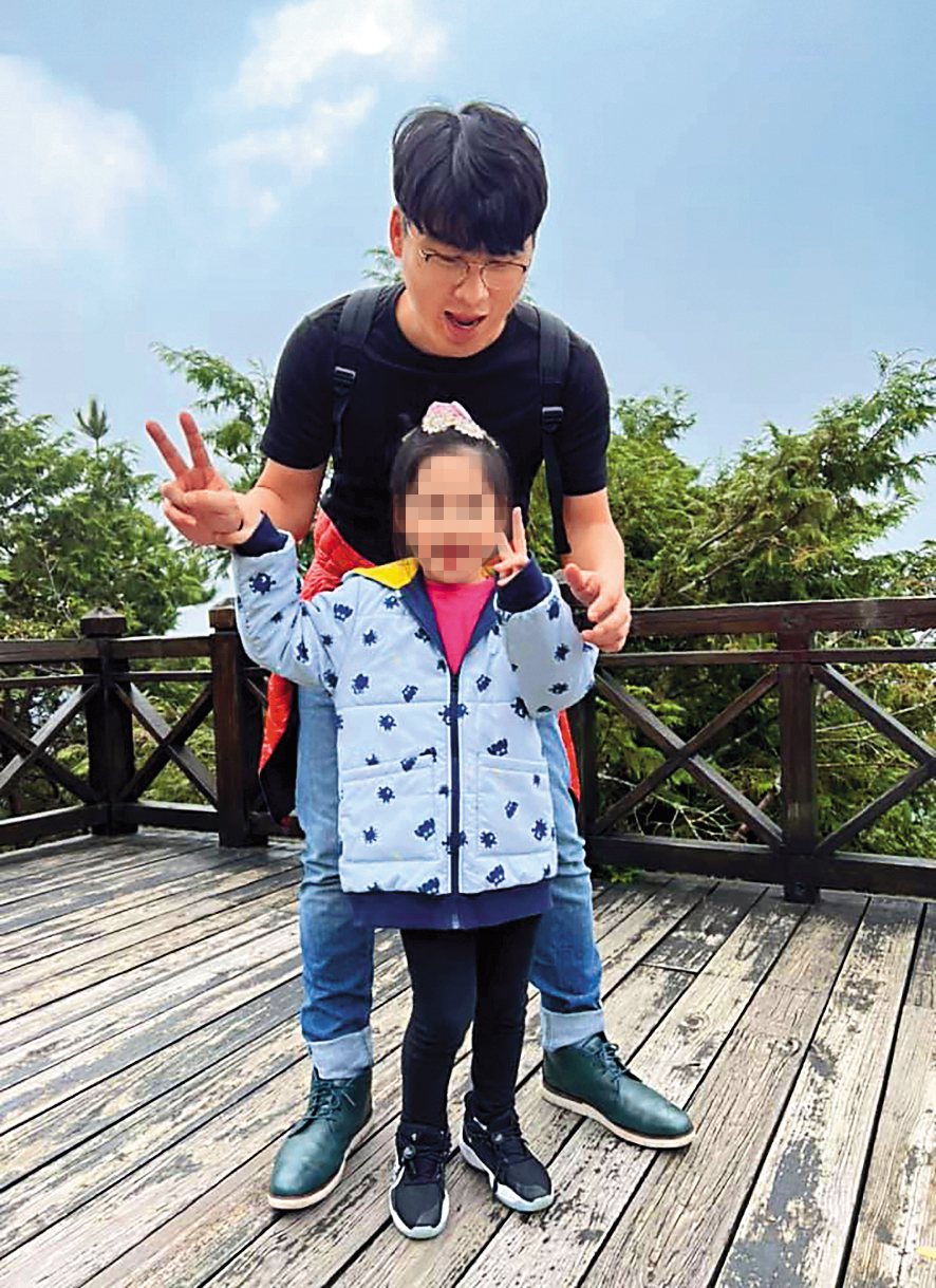 陳鑒在老婆過世後,偶爾會帶著女兒出遊。(翻攝自余苑綺臉書)